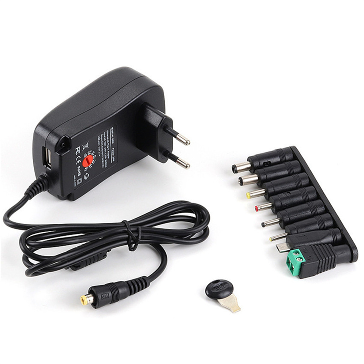 Ein schwarzer Netzadapter mit verschiedenen Steckern und einem USB-Anschluss, mit Kabel und Schlüssel.