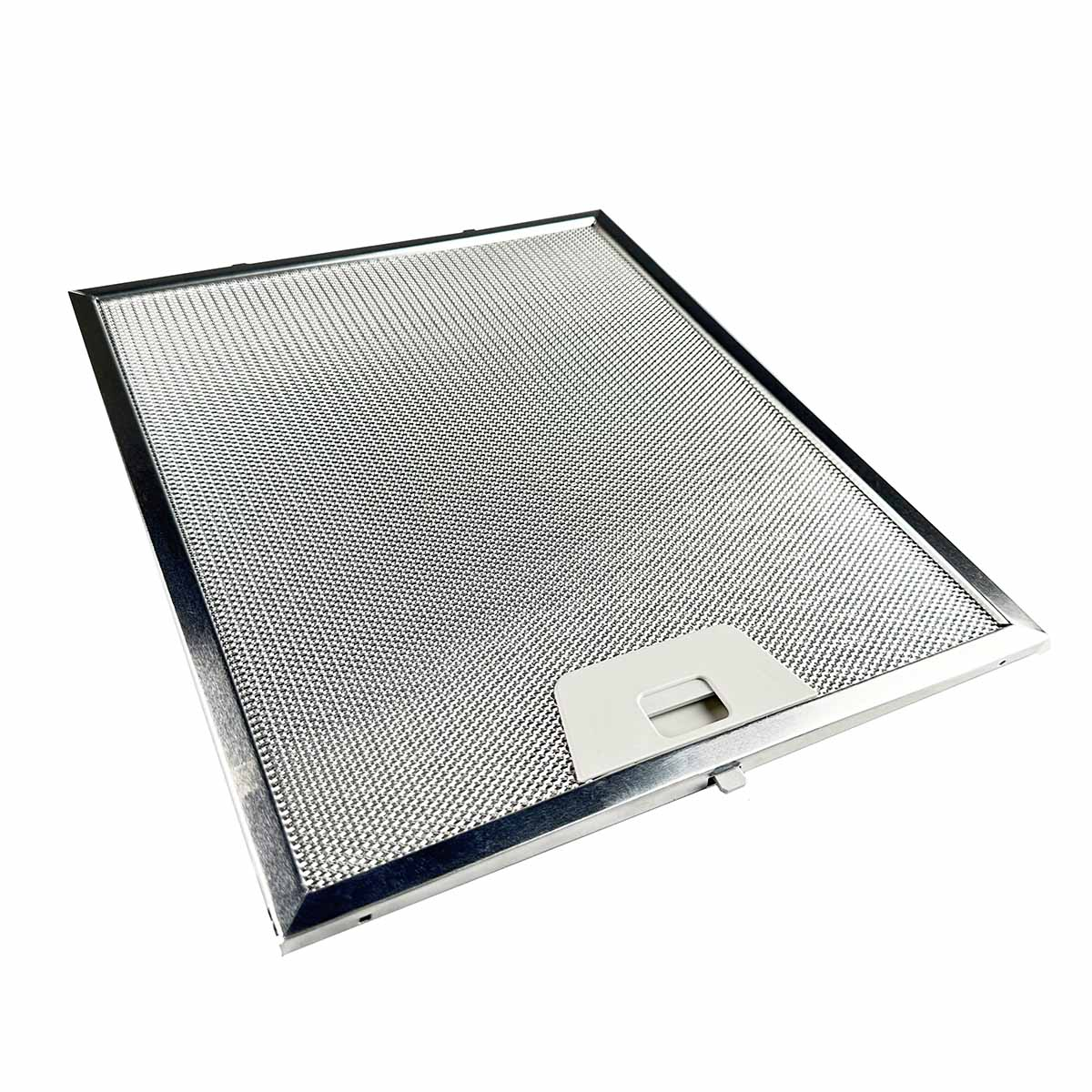 Silberner Metallfilter für Dunstabzugshaube mit Griff, auf weißem Hintergrund.