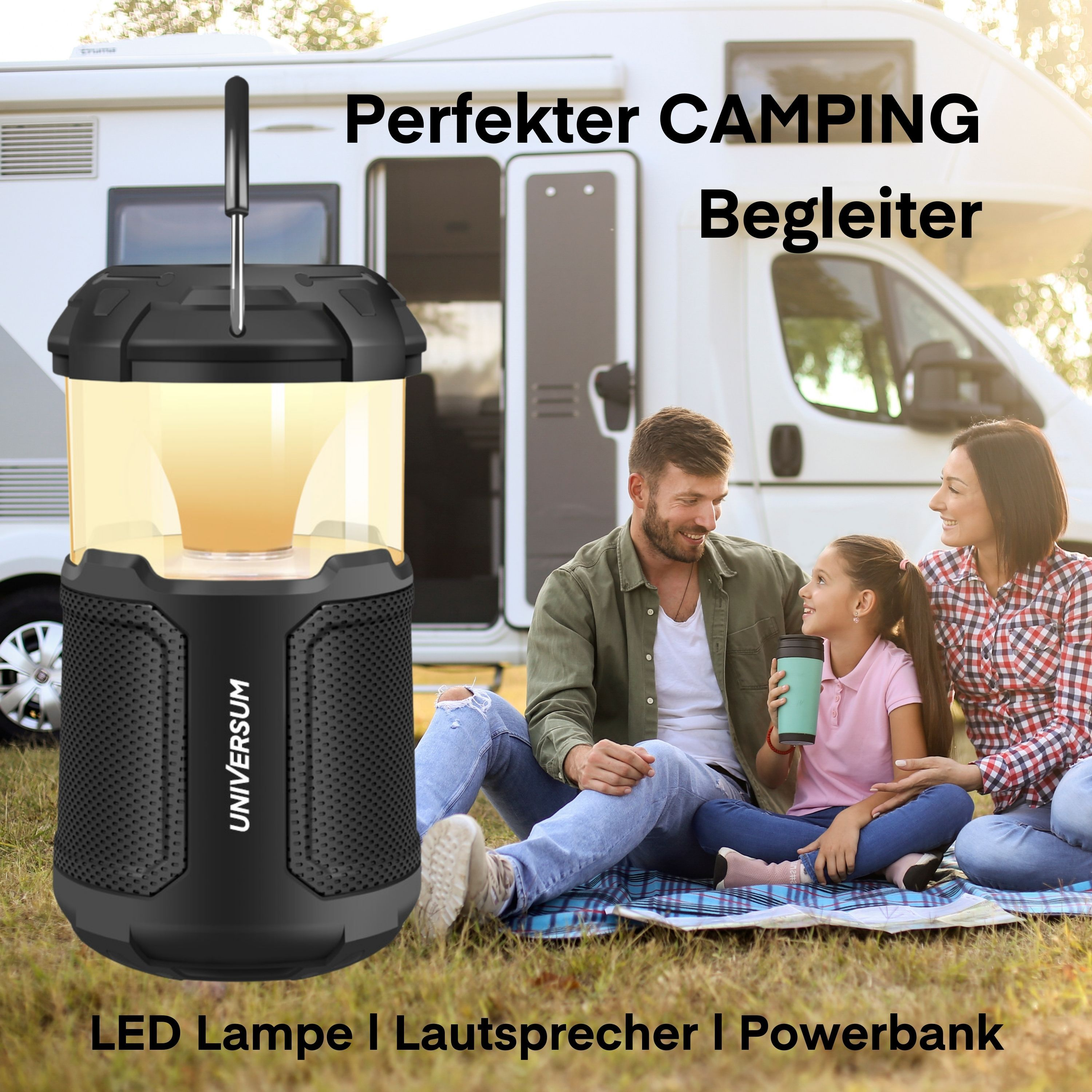 Familie an einem Wohnmobil mit eingeschalteter Campinglampe, Text: Perfekter Campingbegleiter.