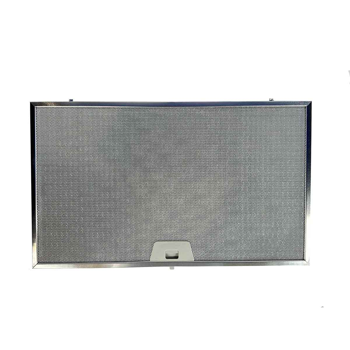 Eine metallene Küchenlüfterabdeckung mit einem Maschendesign und einem kleinen Griff unten.