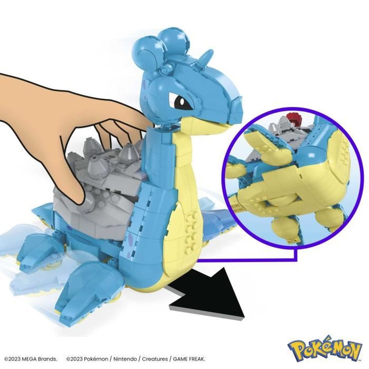 Model Lego Pokémon Lapras w budowie. Ręka umieszczająca element. Niebieskie i żółte części.