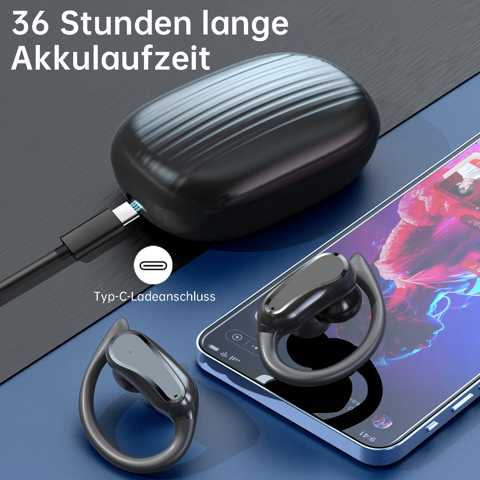 Schwarze Ohrhörer und Ladecase, mit einem Telefon, das eine Musik-App zeigt.