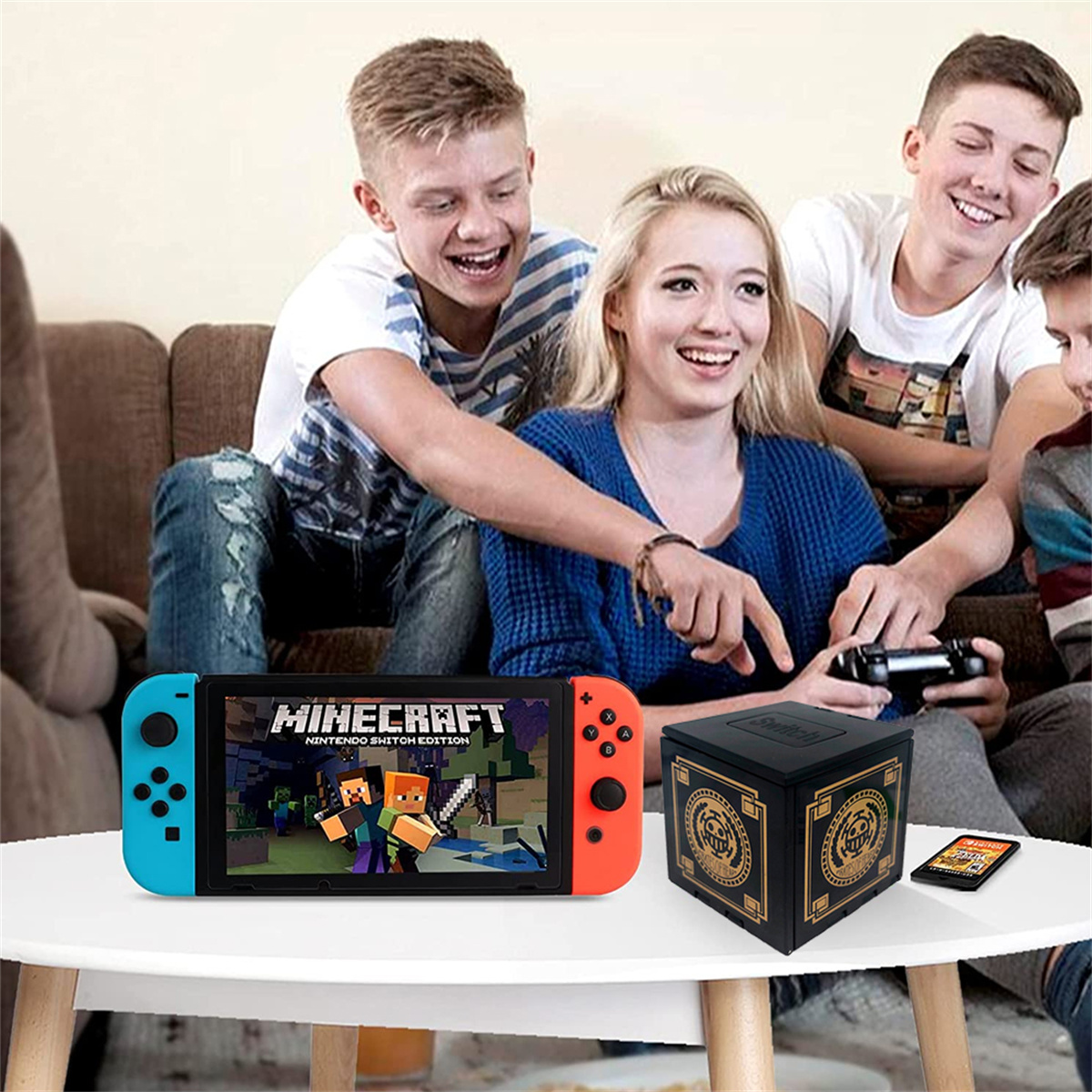 Eine Gruppe von Freunden spielt Minecraft auf einer Nintendo Switch. Eine Geschenkbox steht auf dem Tisch.