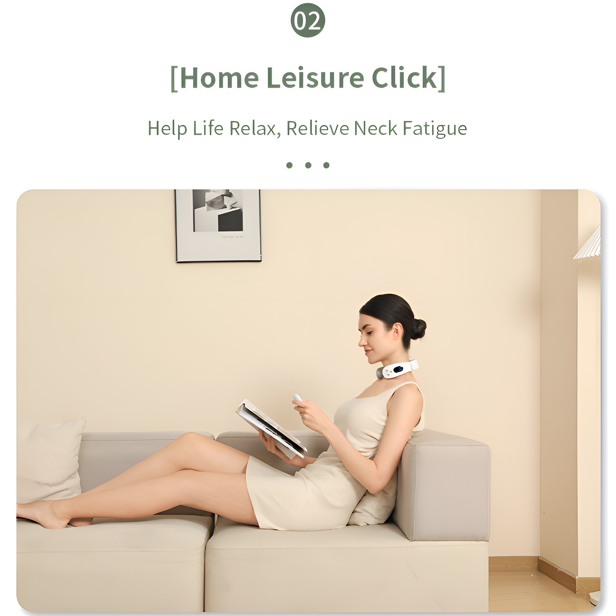 Frau auf einer Couch mit einem Nackenmassagegerät. Im Hintergrund eine Wand, Kunst und eine Lampe.