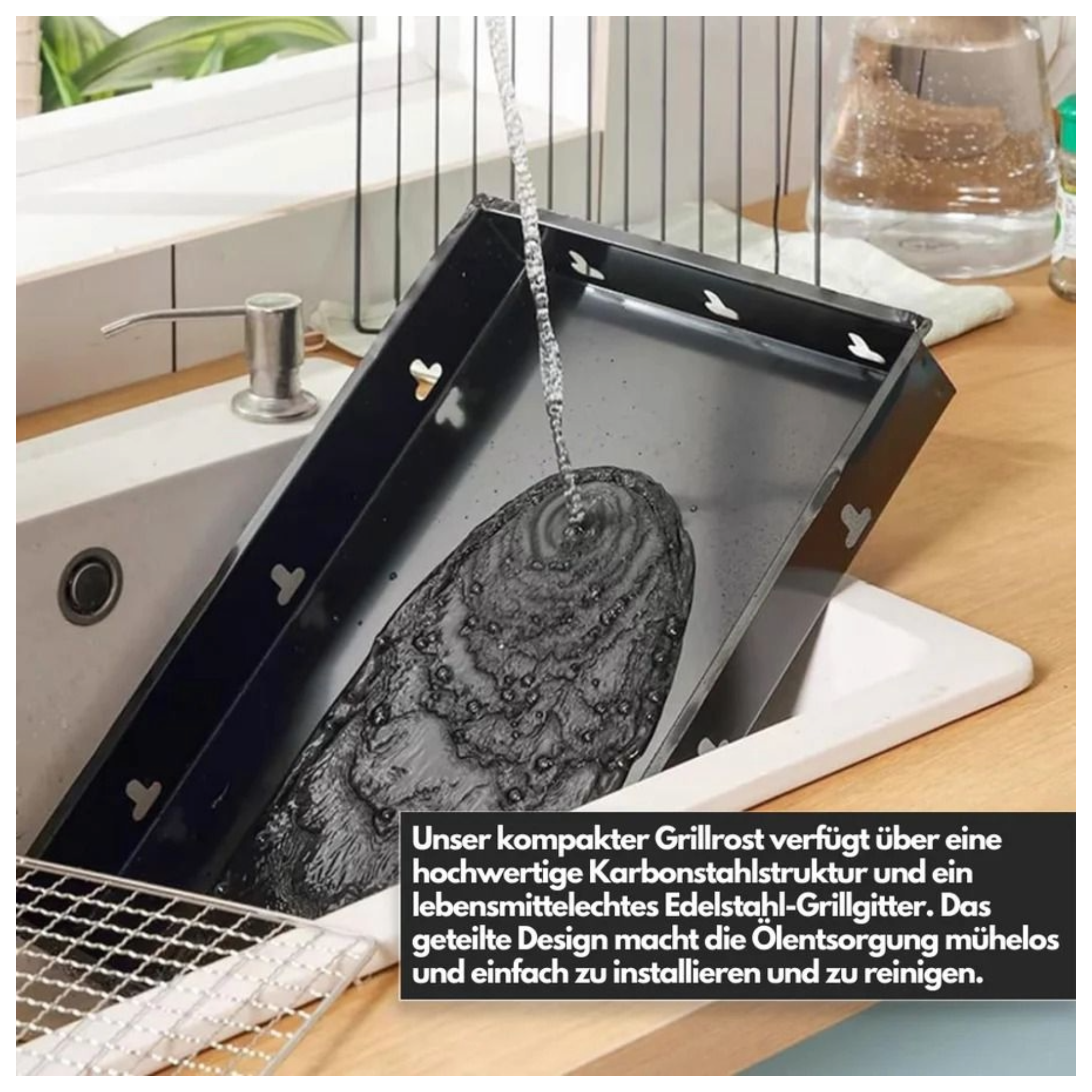 Eine schwarze Grillwanne, in die Wasser gegossen wird. Ein weißes Waschbecken mit einem Rost links.
