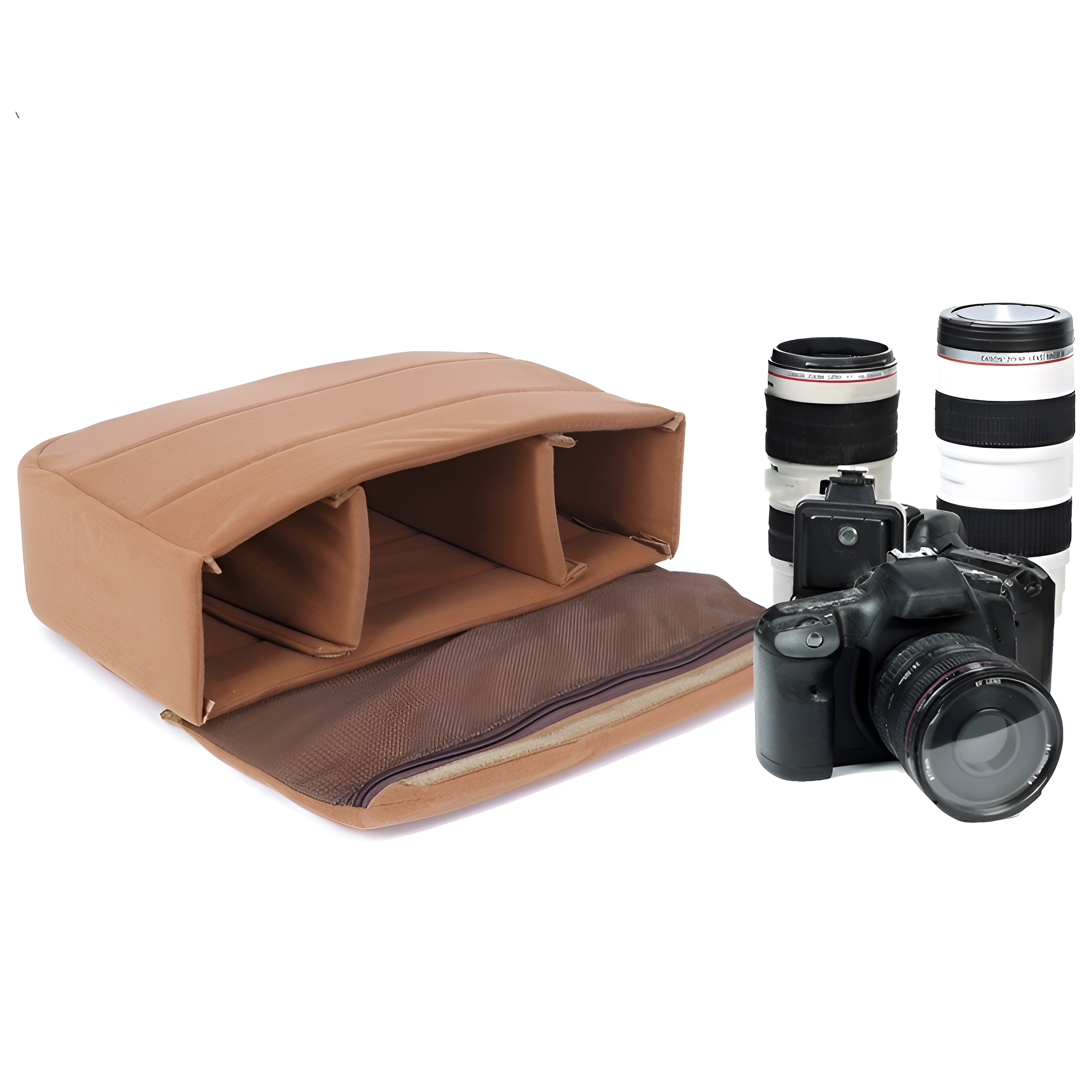 Eine beige Kameratasche, geöffnet, mit einer DSLR-Kamera und zwei Objektiven. Hintergrund ist weiß.