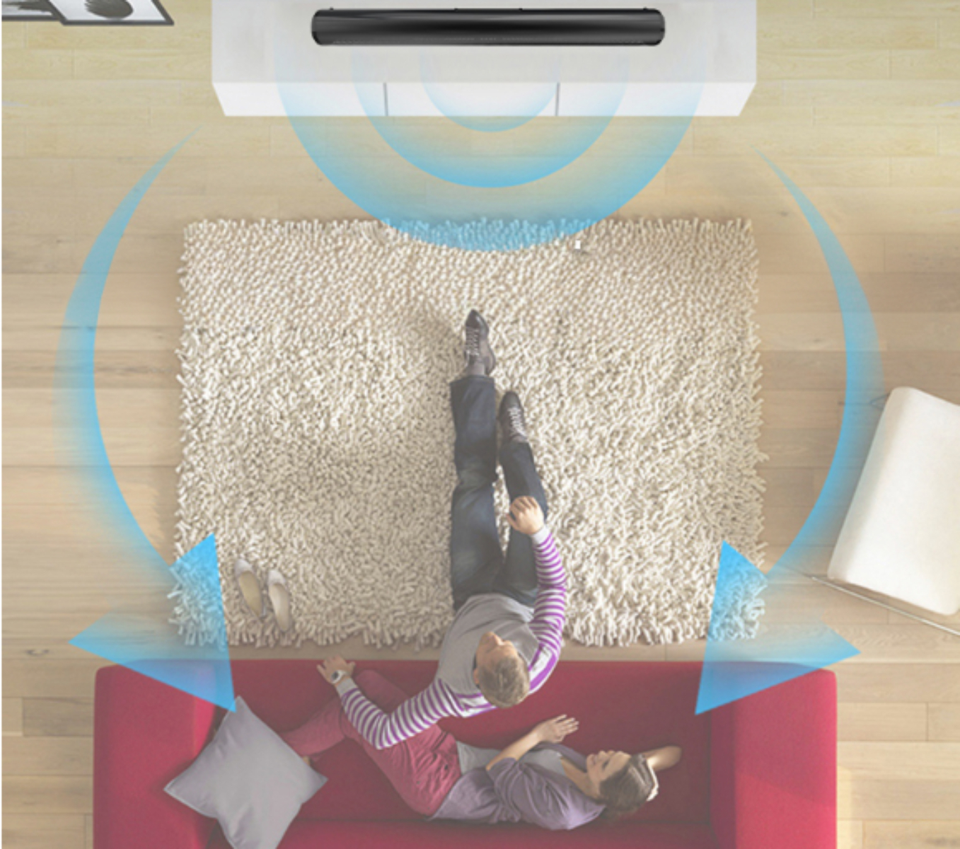 Draufsicht auf Paar auf rotem Sofa mit Soundbar, blaue Schallwellen.