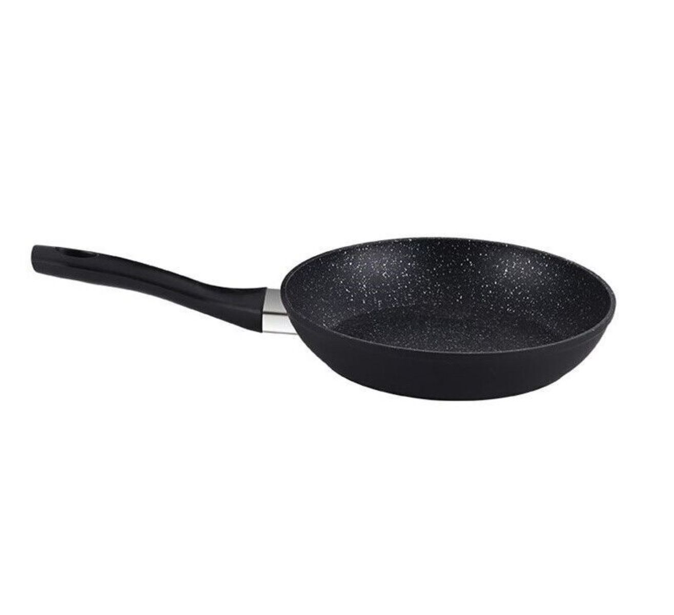 Schwarze Bratpfanne mit gesprenkeltem Innenraum und langem Griff.