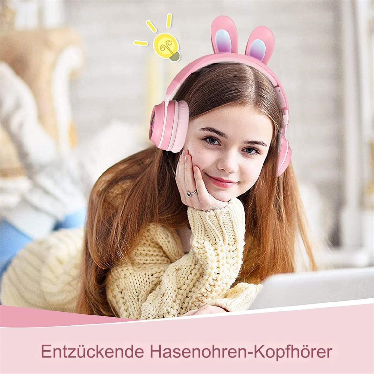 Mädchen mit rosa Hasenohrhörer, lächelt in die Kamera. Glühbirnen-Symbol über ihrem Kopf.
