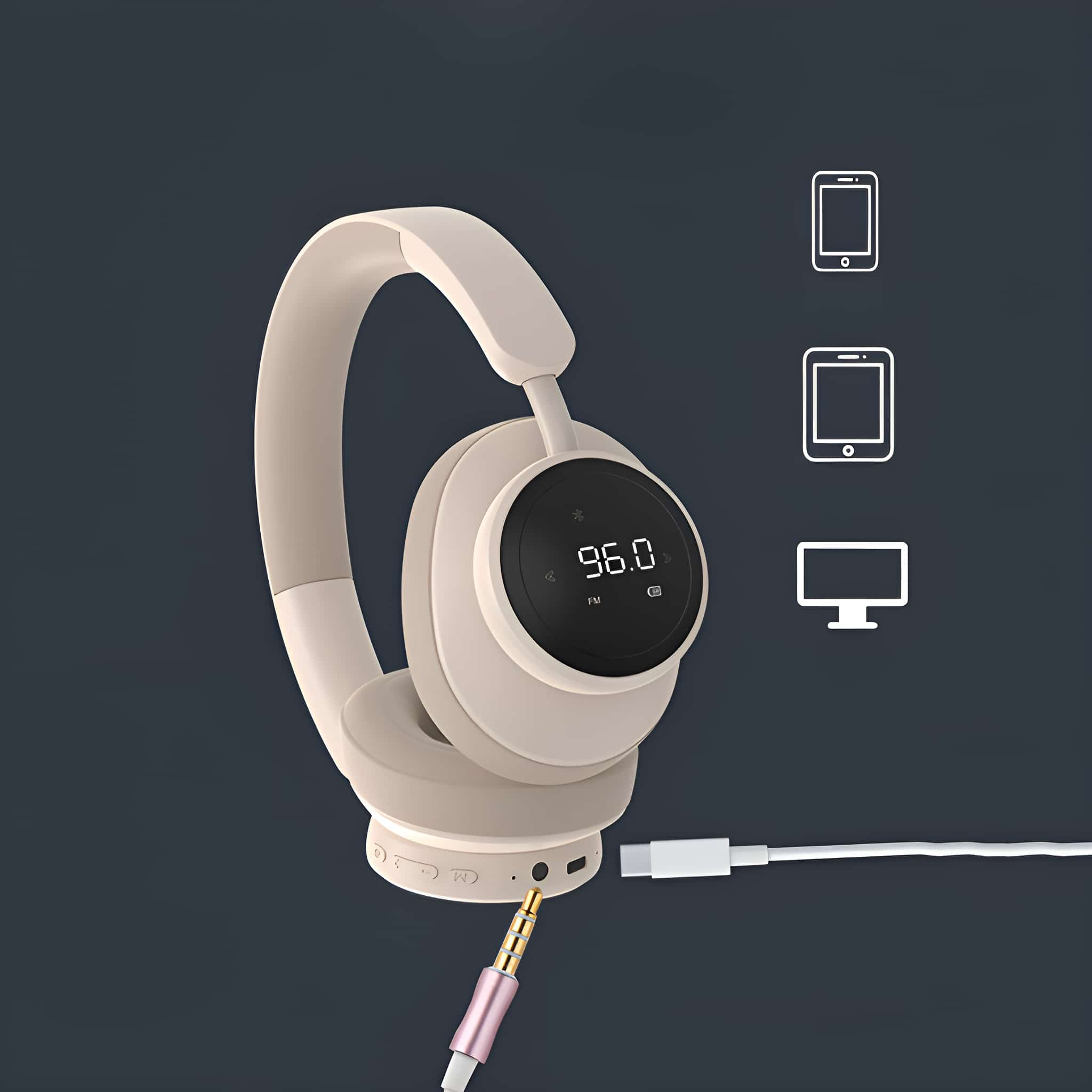 Beige Kopfhörer mit Display, das 96.0 anzeigt, verbunden mit einem pinkfarbenen Kabel und weißem USB.