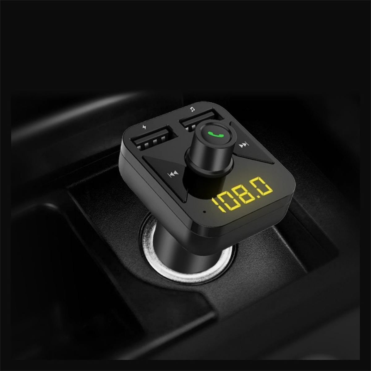 Schwarzes Autogerät mit USB-Anschlüssen, Taste und Display. Gelbe Ziffern auf dem Display.