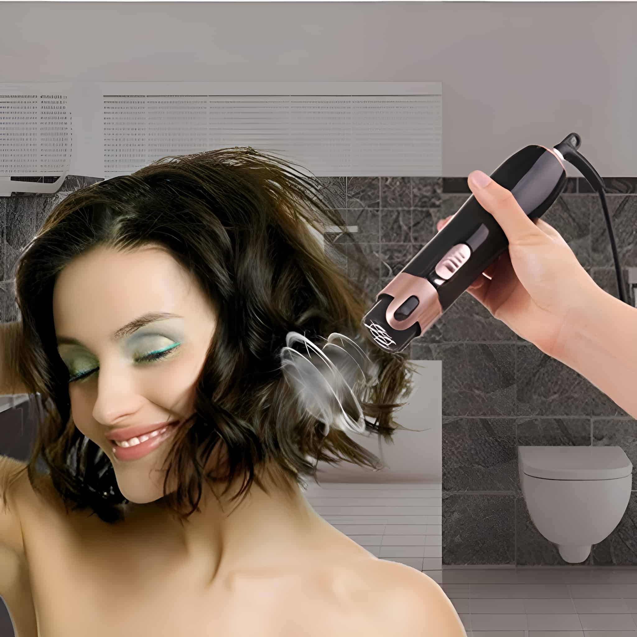Frau, die sich mit einem Lockenstab die Haare stylen lässt. Die Frau lächelt.