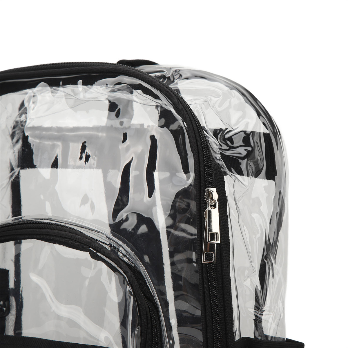 Transparenter Rucksack mit schwarzen Reißverschlüssen und Trägern, Nahaufnahme.