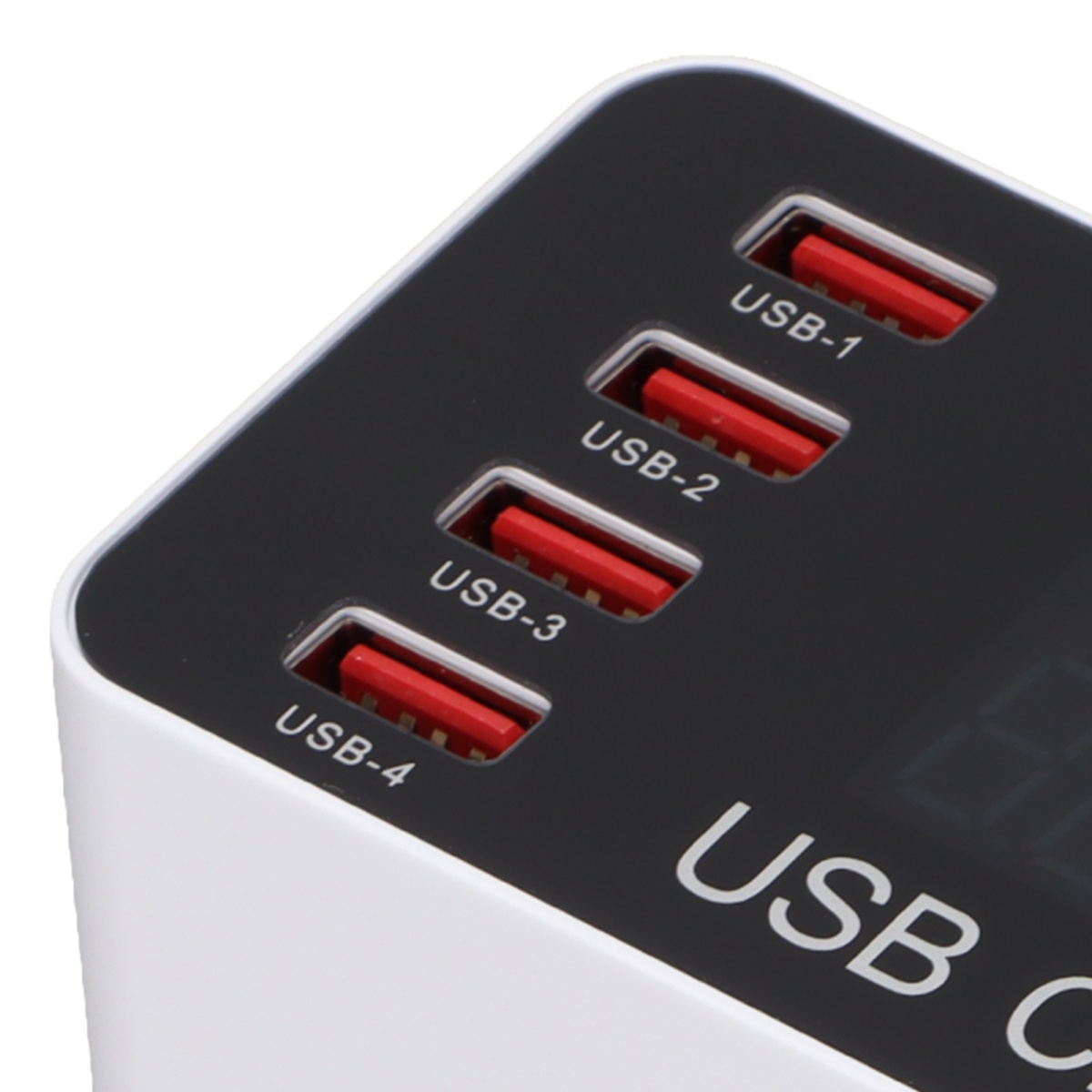 Ein weißes USB-Ladegerät mit vier roten USB-Anschlüssen, beschriftet mit USB-1 bis USB-4.