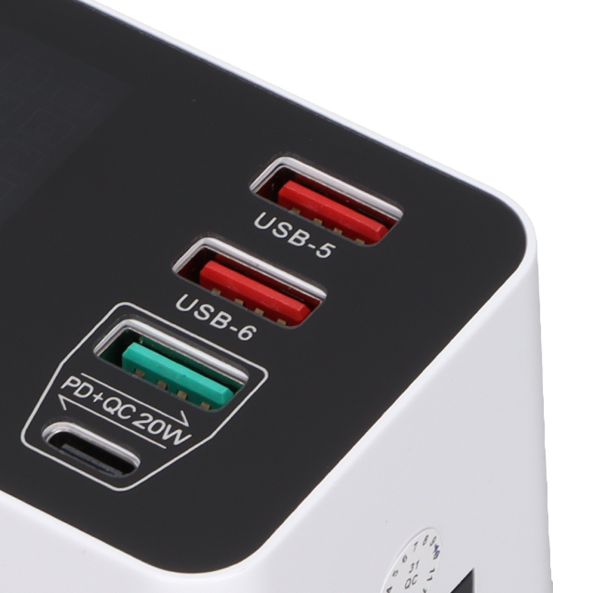 Weißes und schwarzes Netzteil mit USB-Anschlüssen, zwei roten und einem grünen, beschriftet USB-5, USB-6 und PD+QC.