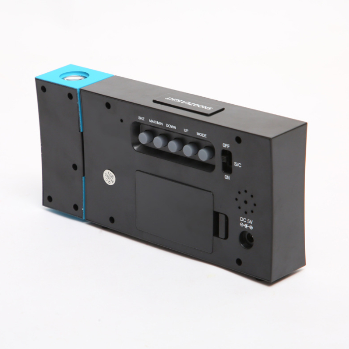 Schwarzer digitaler Wecker mit Knöpfen und einem blauen Bereich oben, auf weißem Hintergrund.