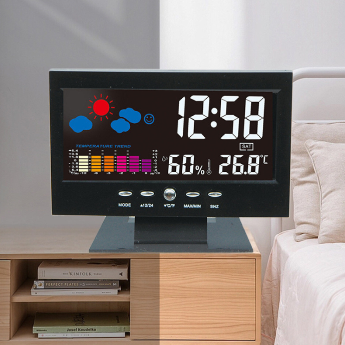 Schwarze Digitaluhr mit Uhrzeit, Wettersymbolen und Daten.