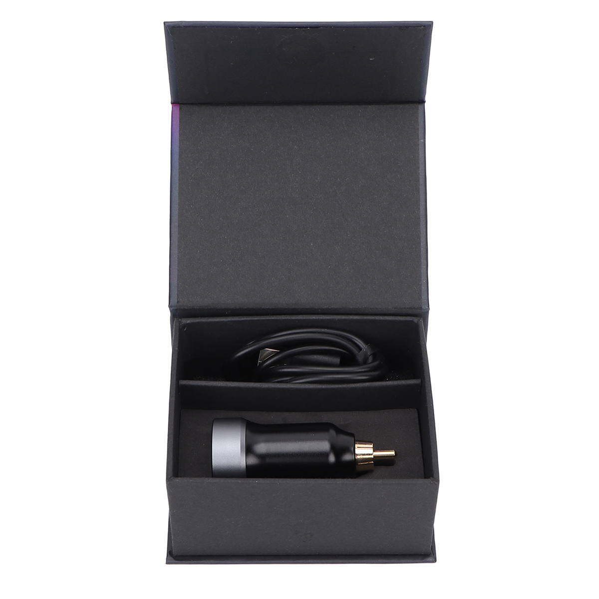 Eine schwarze Box mit einem schwarz-silbernen Gegenstand und einem USB-Kabel. Die Box ist offen.
