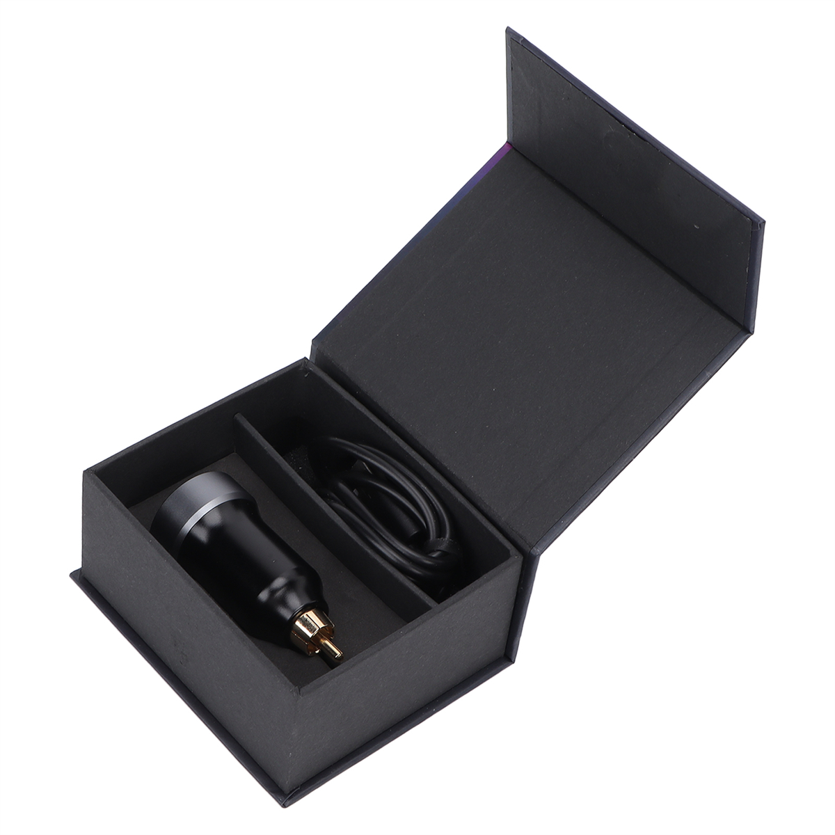 Schwarze, geöffnete Box mit einem schwarzen Gerät und einem Ladekabel.