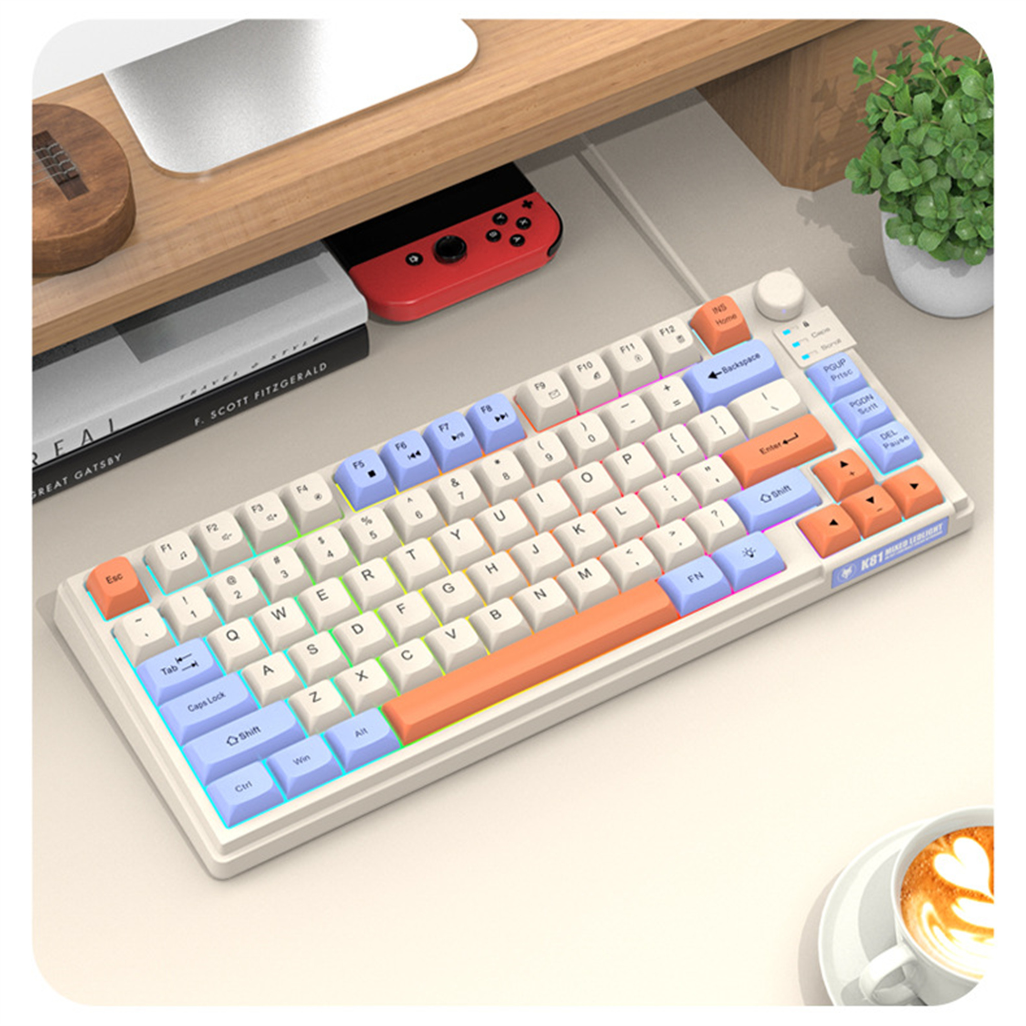 Eine weiße Tastatur mit bunten Tasten. Auf einem Holztisch mit Buch und Kaffeetasse.