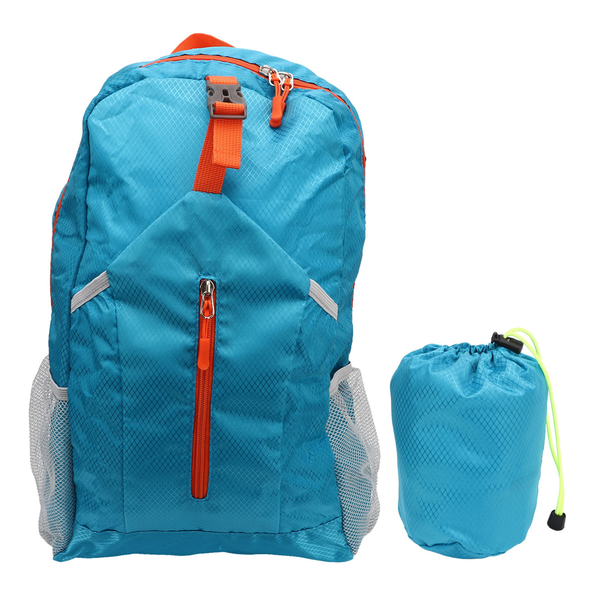 Blauer Rucksack mit orangefarbenen Reißverschlüssen und einer Kordelzugtasche daneben.