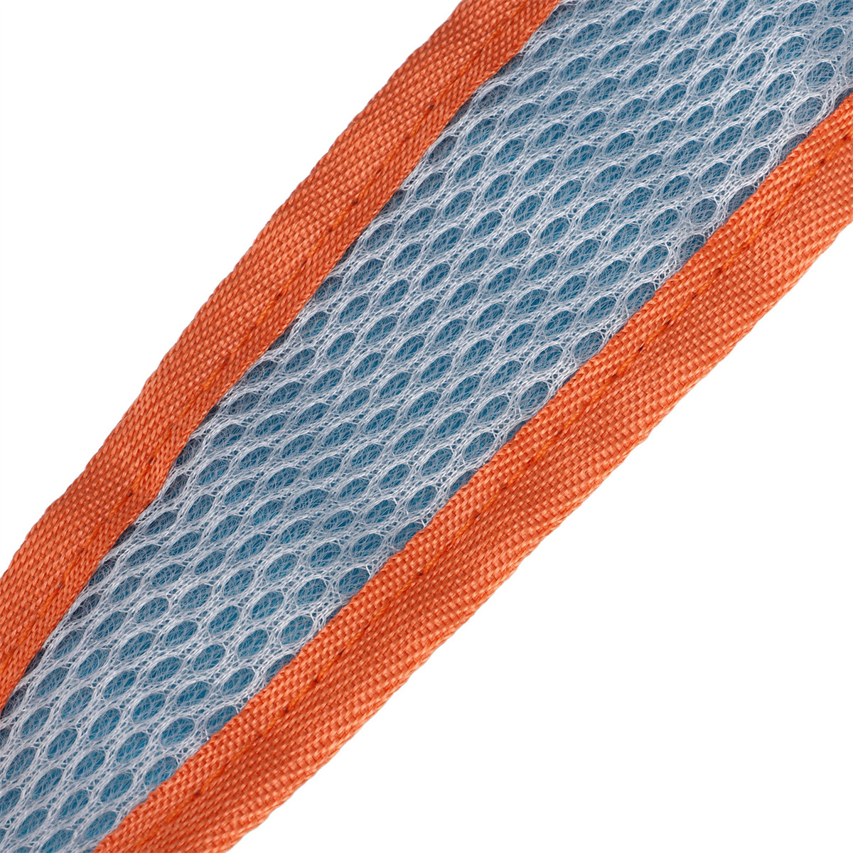 Nahaufnahme eines blauen Mesh-Stoffs mit orangen Rändern. Das Mesh hat kleine Löcher, und das Orange ist eine Volltonfarbe.