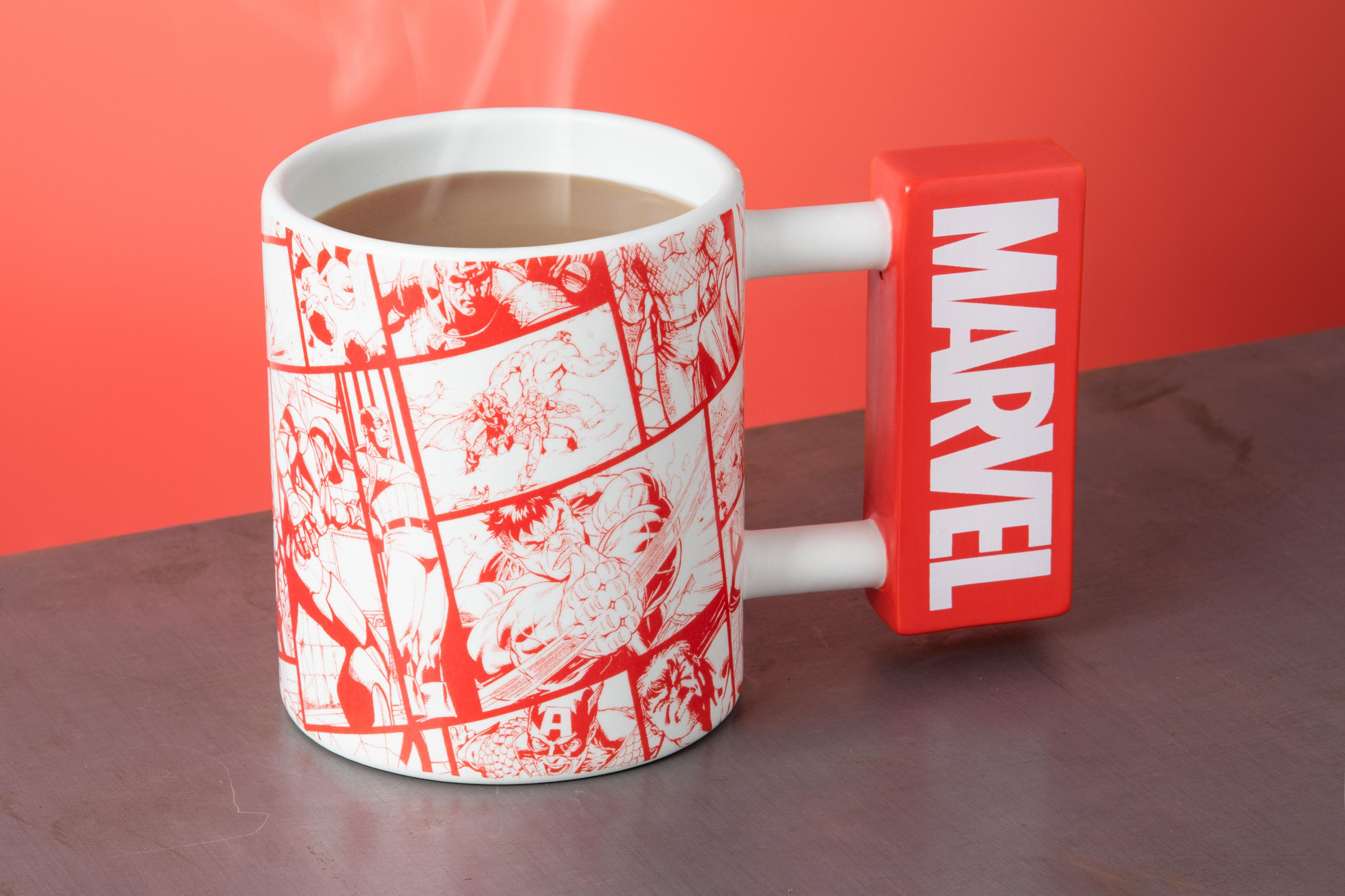 Ein weißer Marvel-Becher mit Comic-Panels und einem roten Griff mit Marvel-Logo.