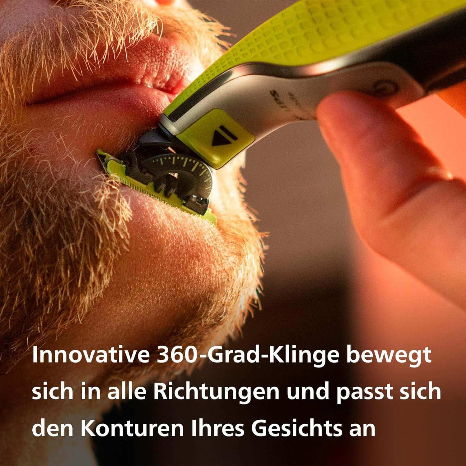 Nahaufnahme eines Mannes, der sich mit einem grün-schwarzen Elektrorasierer rasiert.