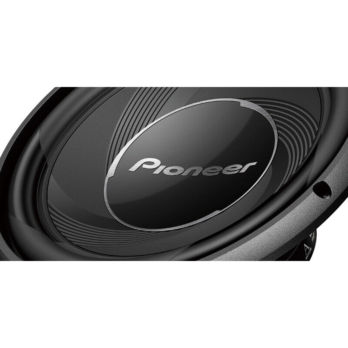 Primo piano di un subwoofer Pioneer nero. Il logo Pioneer è argentato al centro.