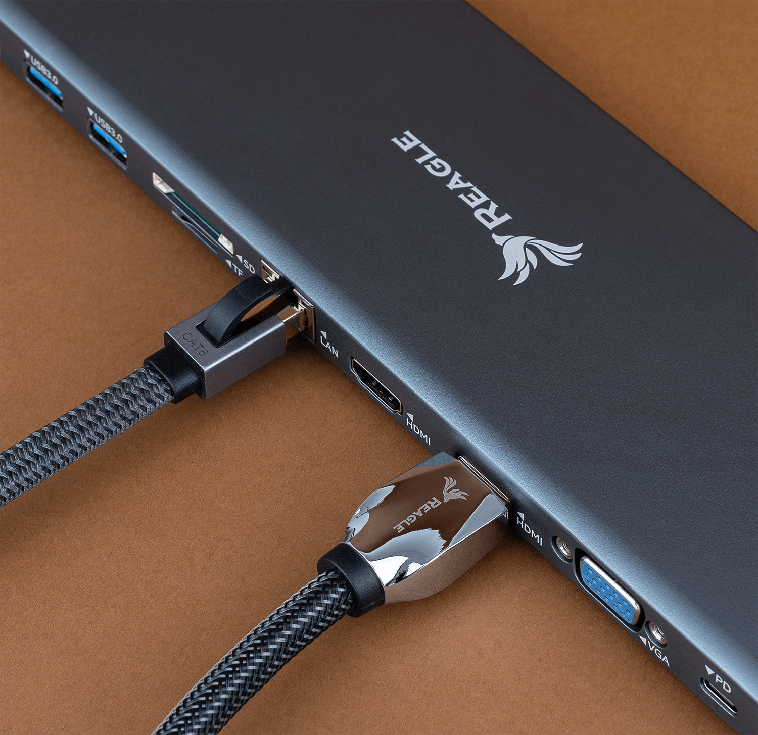 Ciemnoszary hub Reagle z wieloma portami, podłączony do kabli.