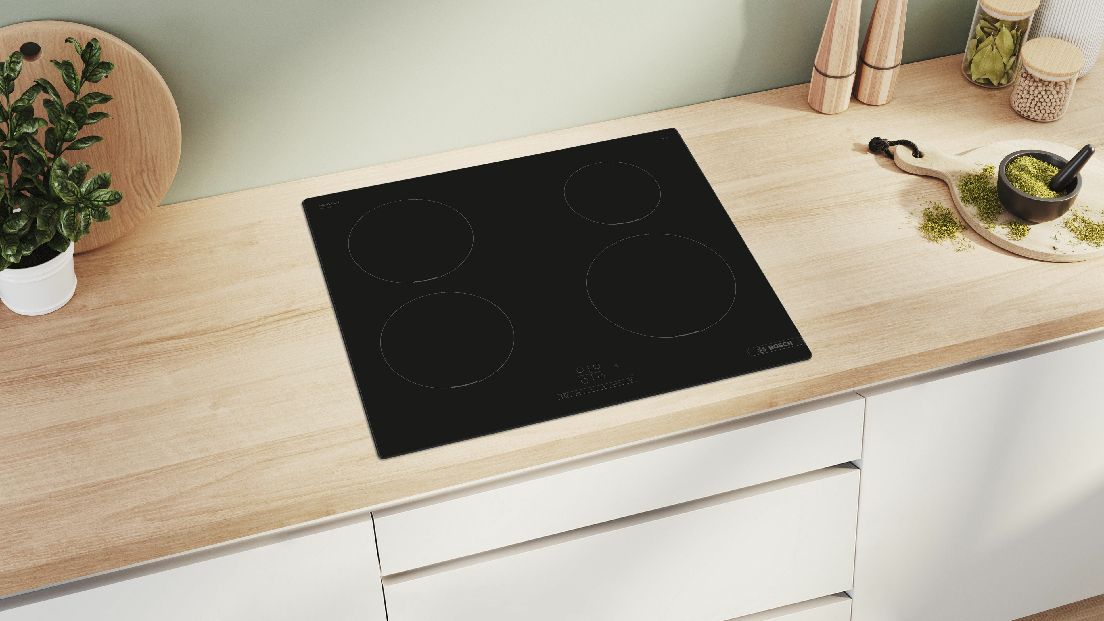 Vrouw die kookt op een zwarte glazen kookplaat.