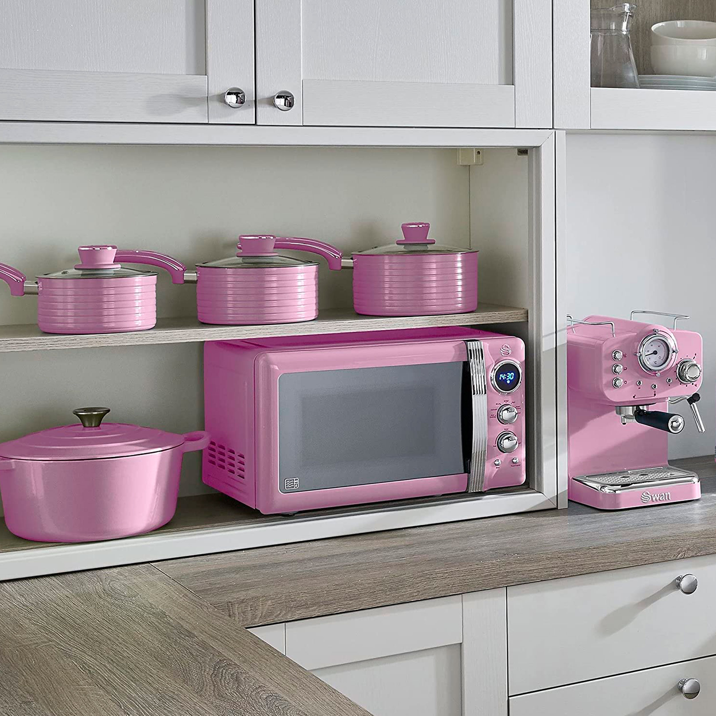 Electrodomésticos de cocina rosas: ollas, microondas y cafetera espresso.