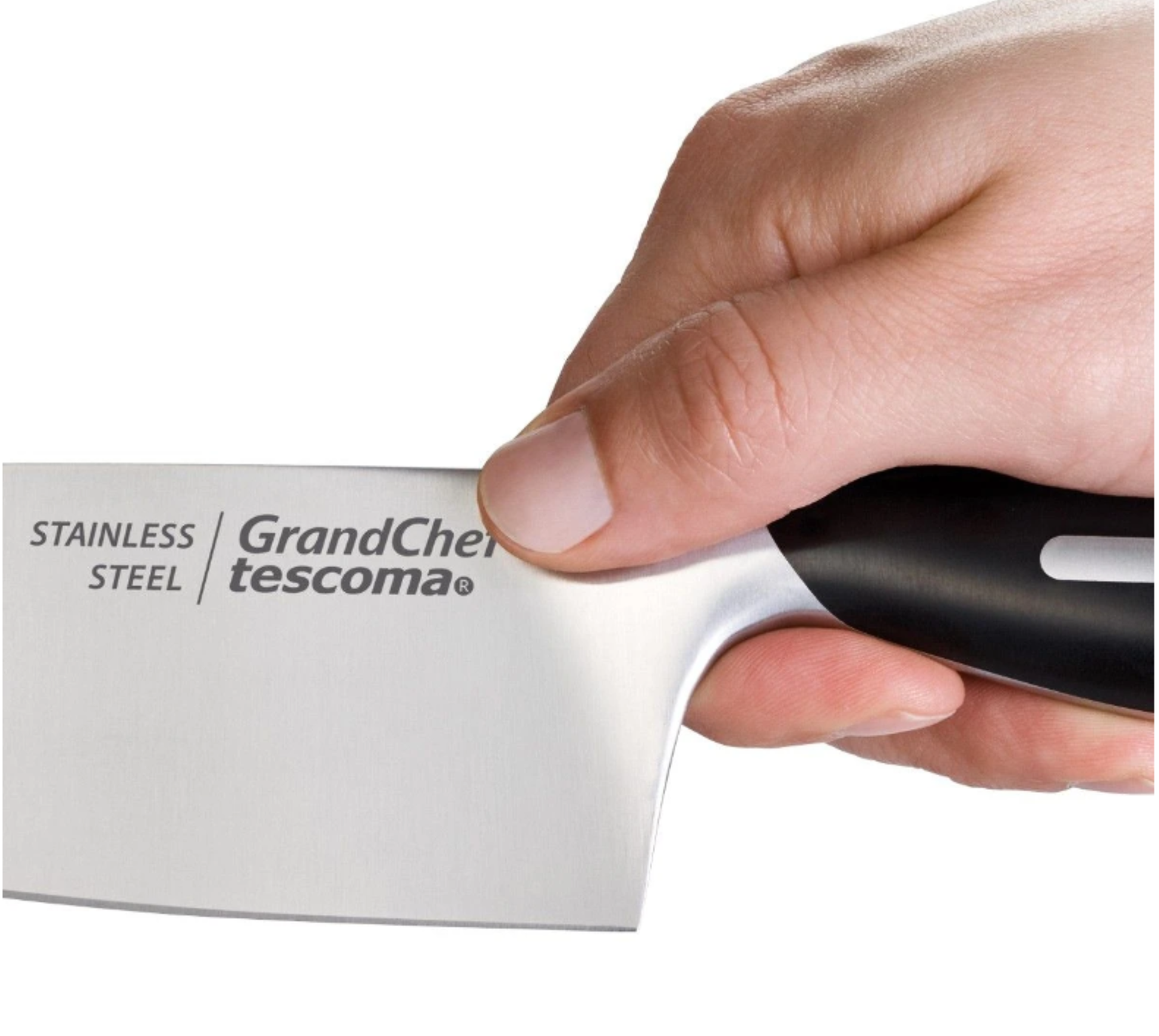 Eine Hand hält ein Messer. Das Messer hat einen schwarzen Griff und eine Stahlklinge.