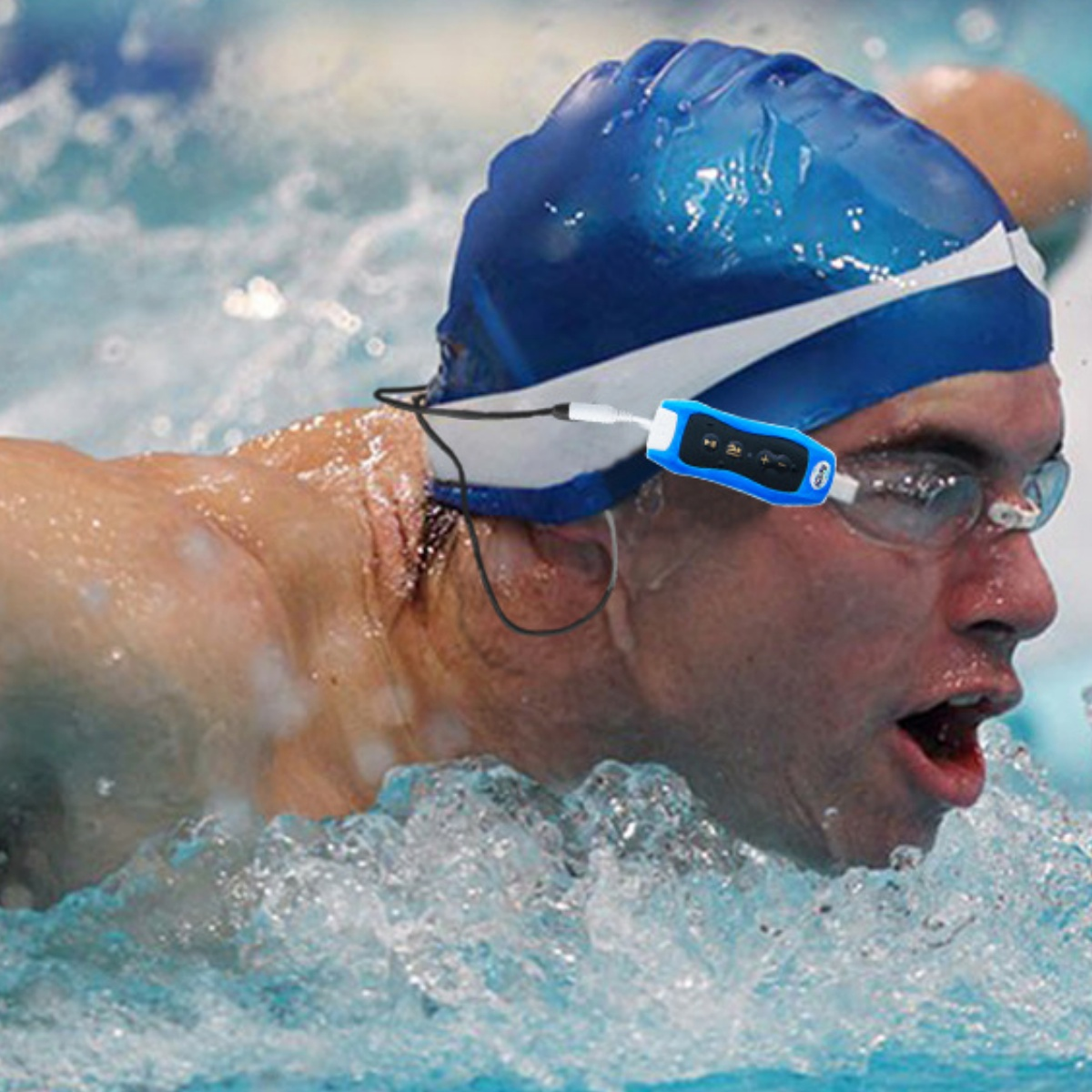 Schwimmer mit blauer Kappe und Brille im Pool, der ein Audiogerät trägt.