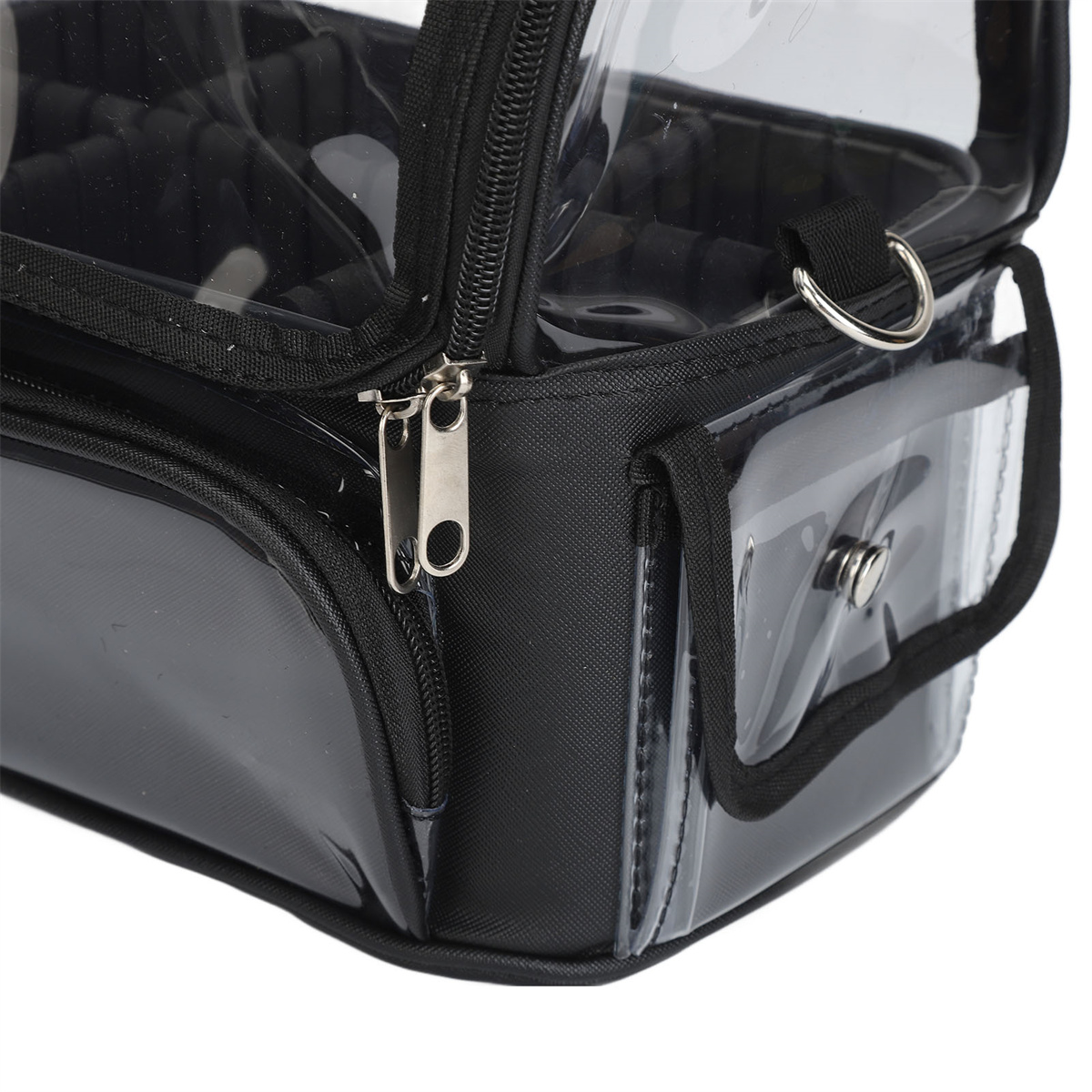 Nahaufnahme einer schwarzen, transparenten Kosmetiktasche mit Reißverschluss und Taschen. Silberne Hardware.