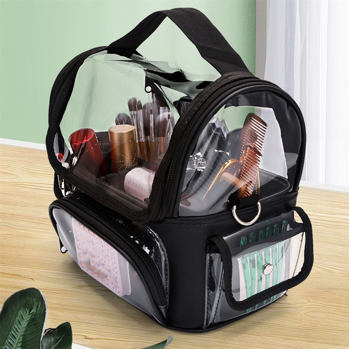 Transparente Make-up-Tasche mit Kosmetika und Pinseln auf Holz.