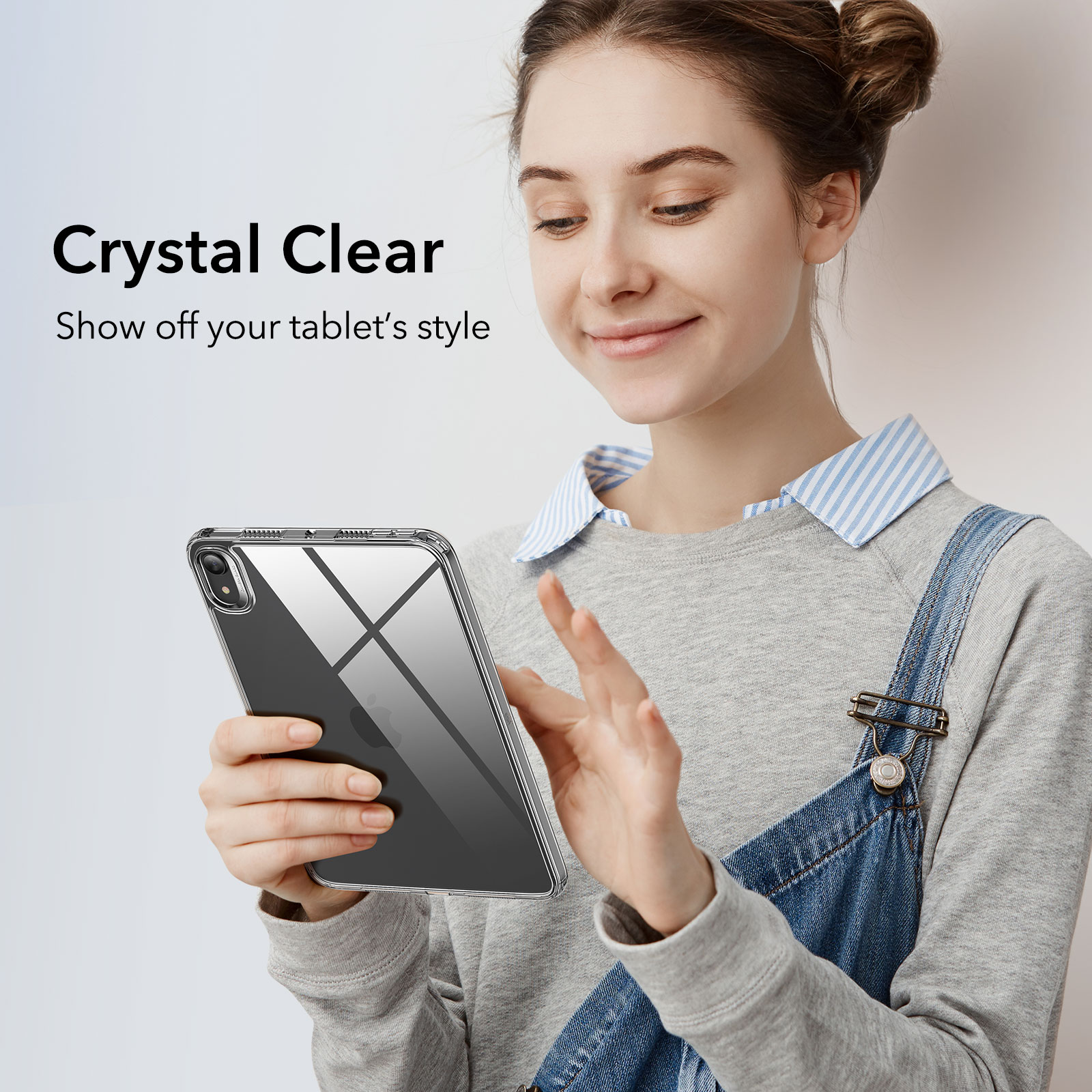Frau hält eine transparente Tablethülle und zeigt den Stil des Tablets.