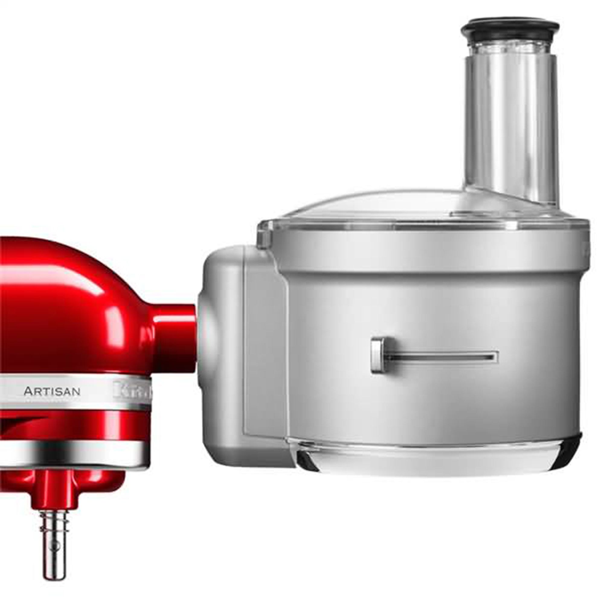Un'impastatrice KitchenAid con un accessorio per robot da cucina, rosso e argento.