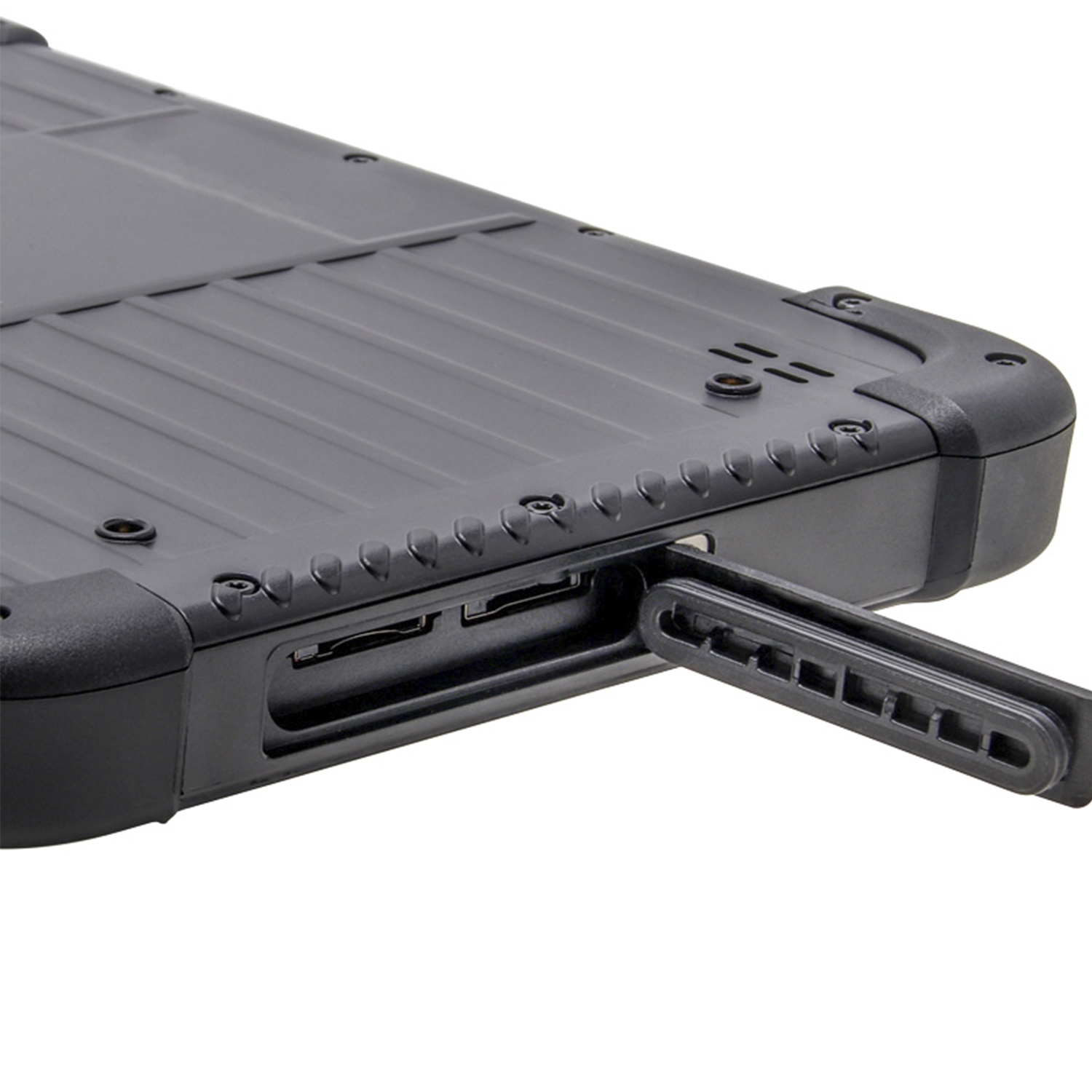 Primo piano di un dispositivo nero robusto con la copertura della porta aperta. Mostra slot USB e SD.