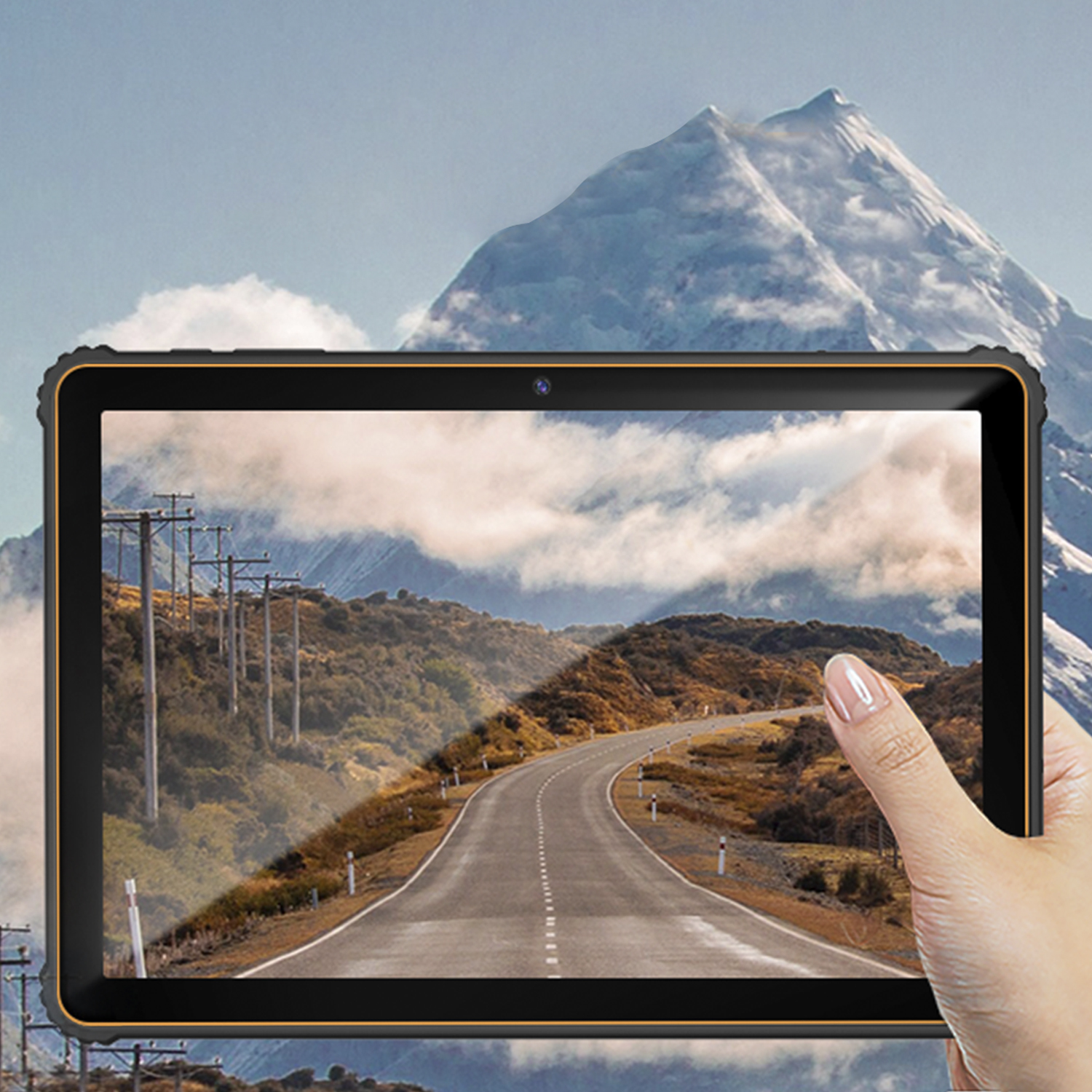 Tablet zeigt Straße durch Berge, gehalten von einer Hand; Himmel und Wolken im Hintergrund.