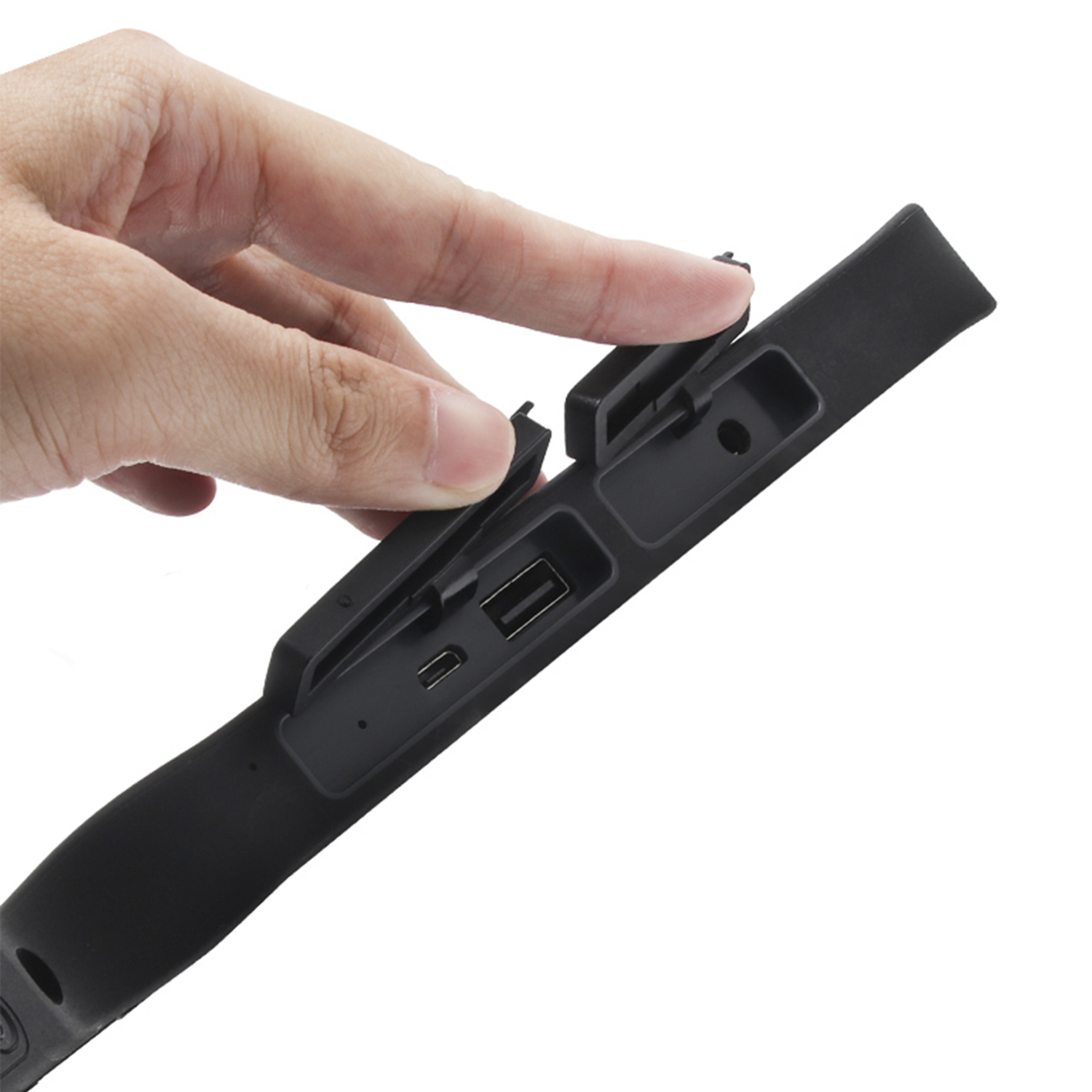 Hand öffnet ein schwarzes Armband mit USB- und anderen Anschlüssen.