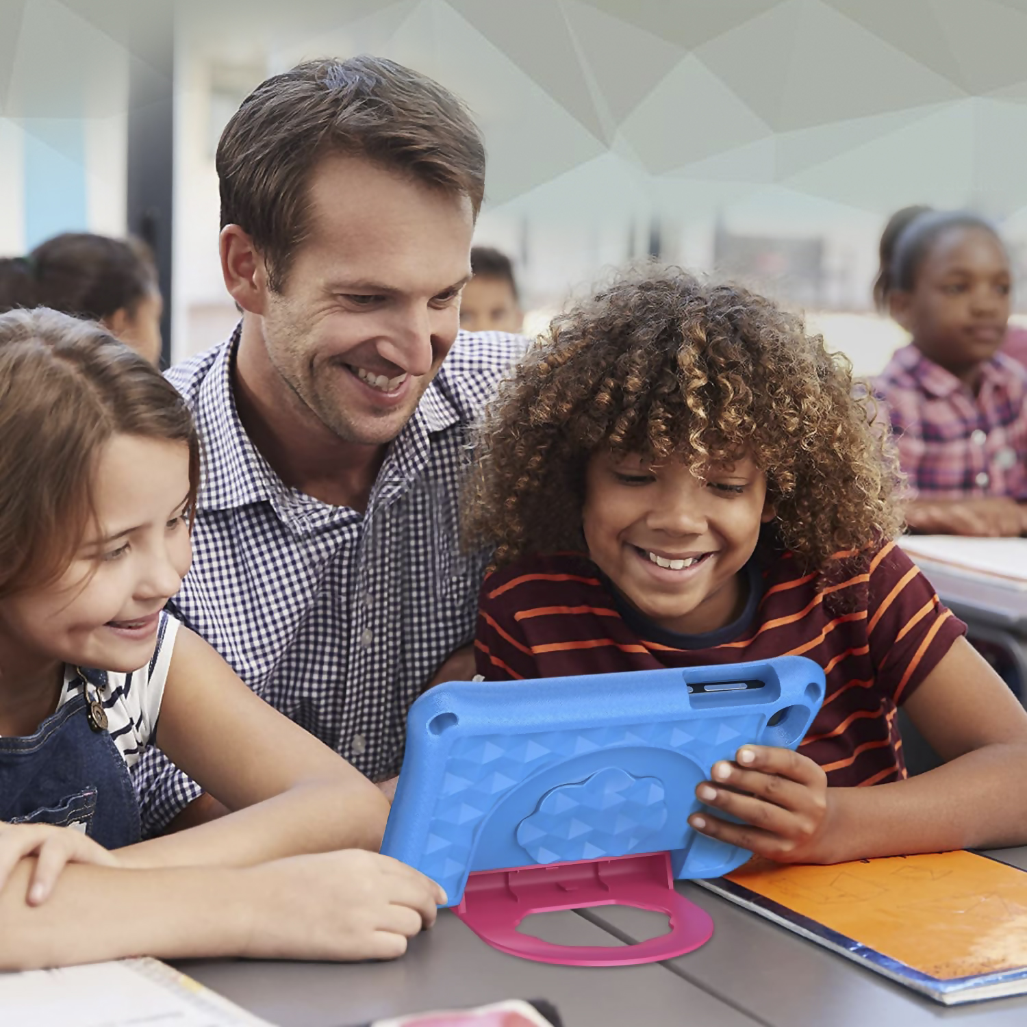 Uomo e bambini guardano un tablet. Bambini tengono tablet con custodia blu e supporto rosa.