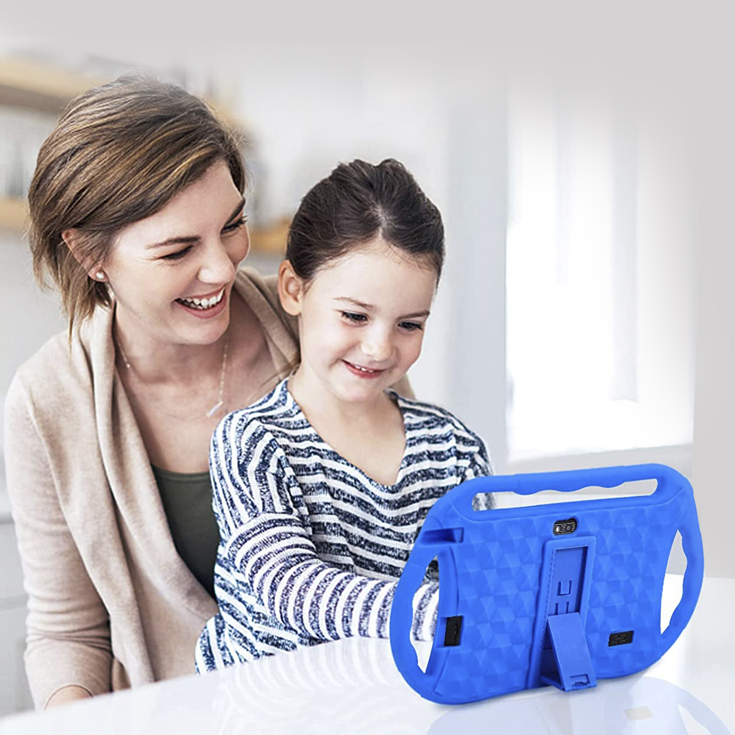 Una donna e una bambina guardano un tablet blu in una custodia protettiva. Stanno sorridendo.