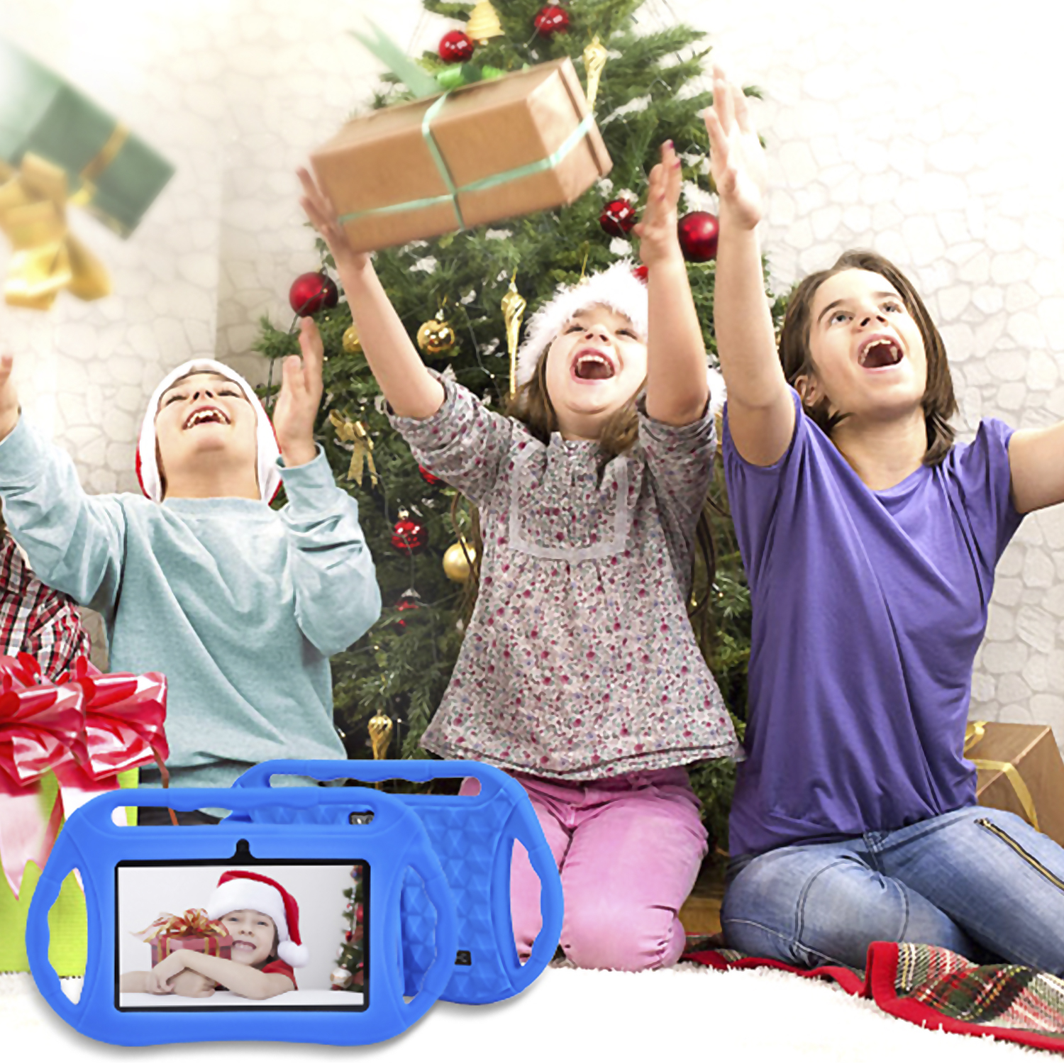 Tre bambini che lanciano regali in aria, con una cover blu per tablet in primo piano.