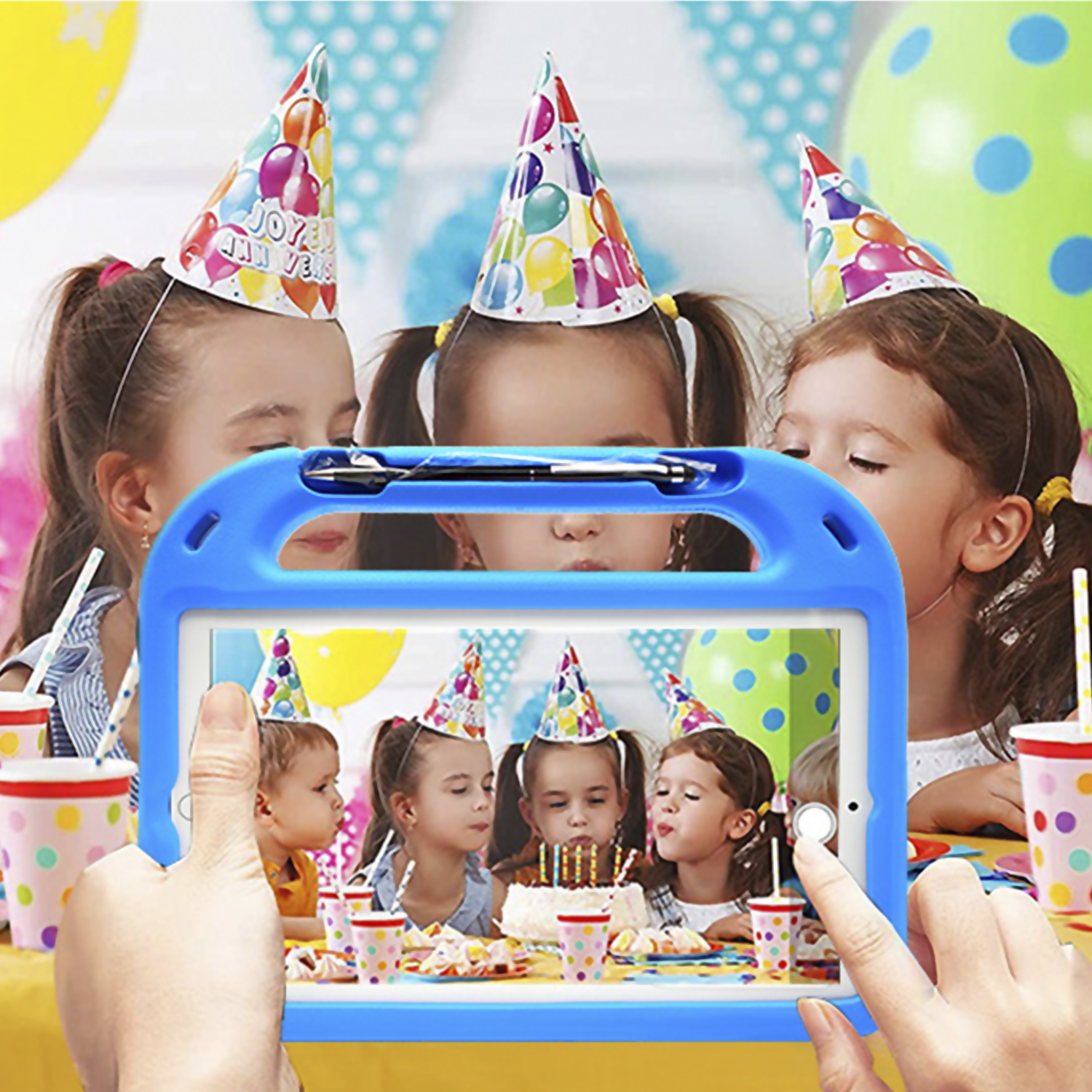 Un tablet mostra una foto. Qualcuno tiene il tablet. C'è una festa di compleanno sullo sfondo.