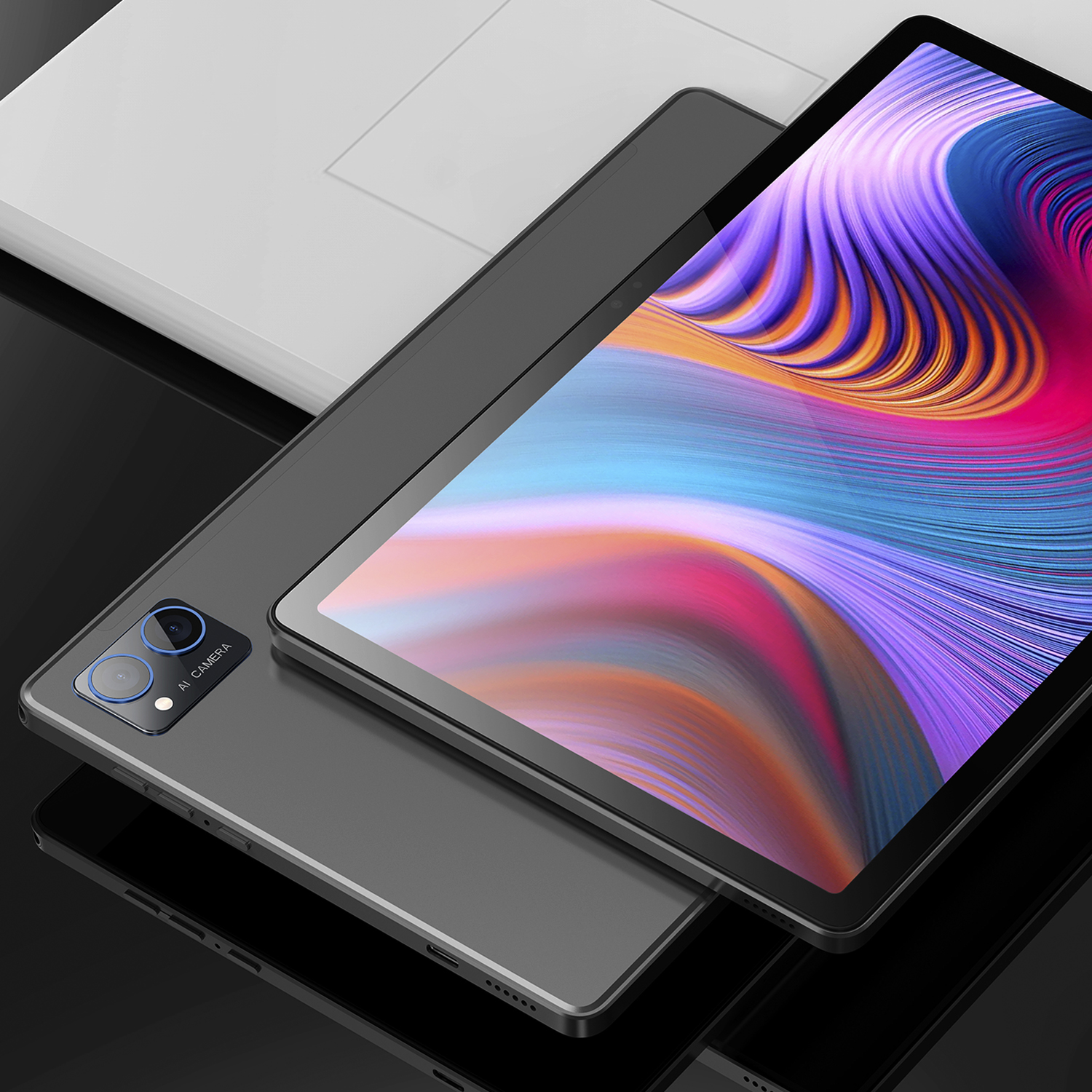 Un tablet nero è sopra un altro tablet. I tablet sono su una superficie riflettente.