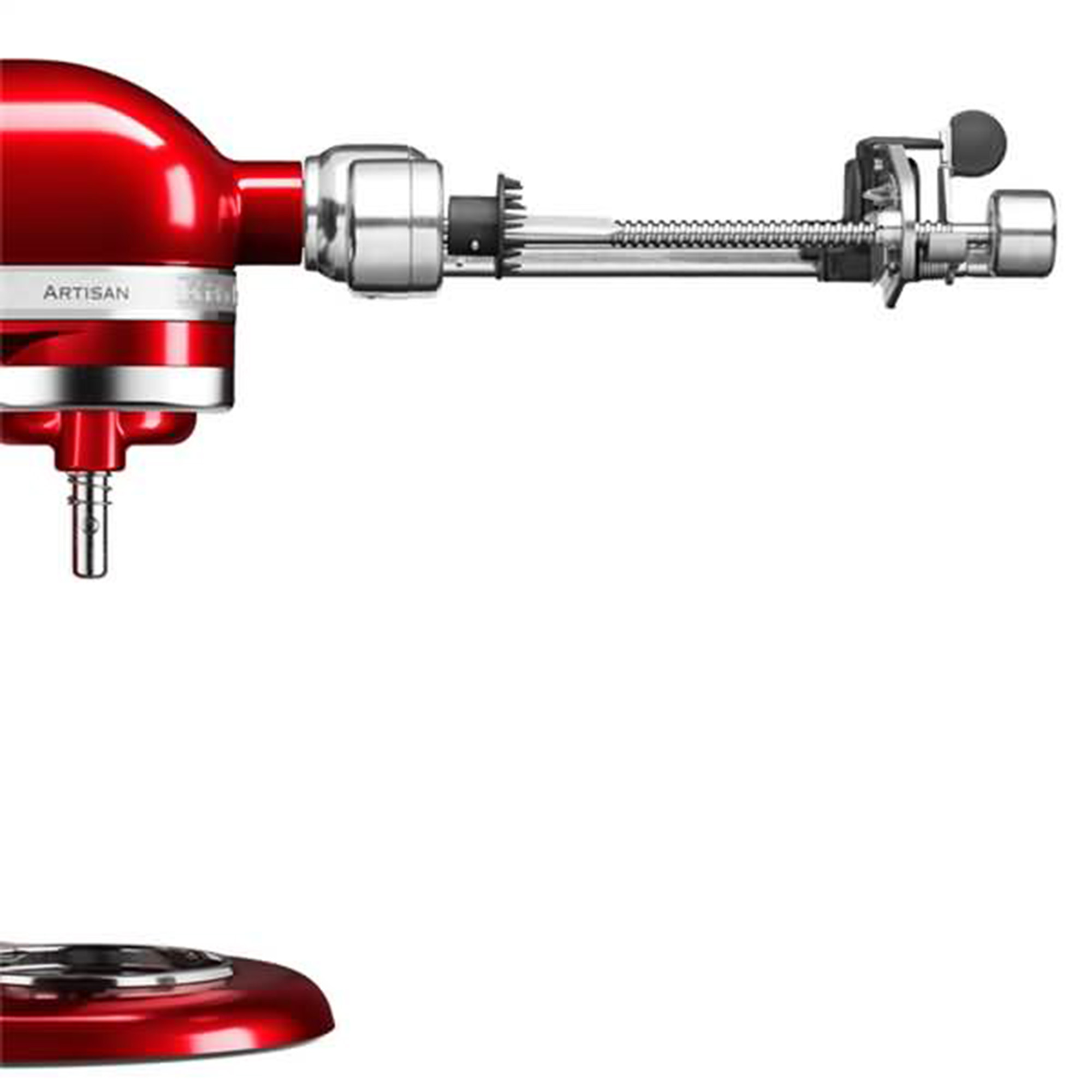Roter KitchenAid-Mixer mit Apfelschälaufsatz, weißer Hintergrund, Nahaufnahme.