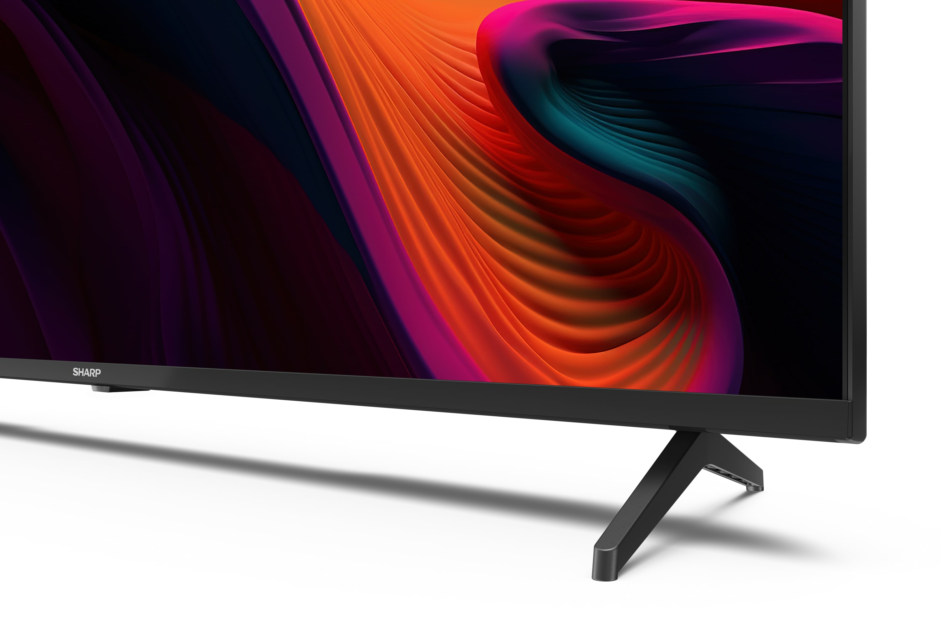 TV nera con supporto nero, su sfondo bianco. Lo schermo del televisore è vuoto.