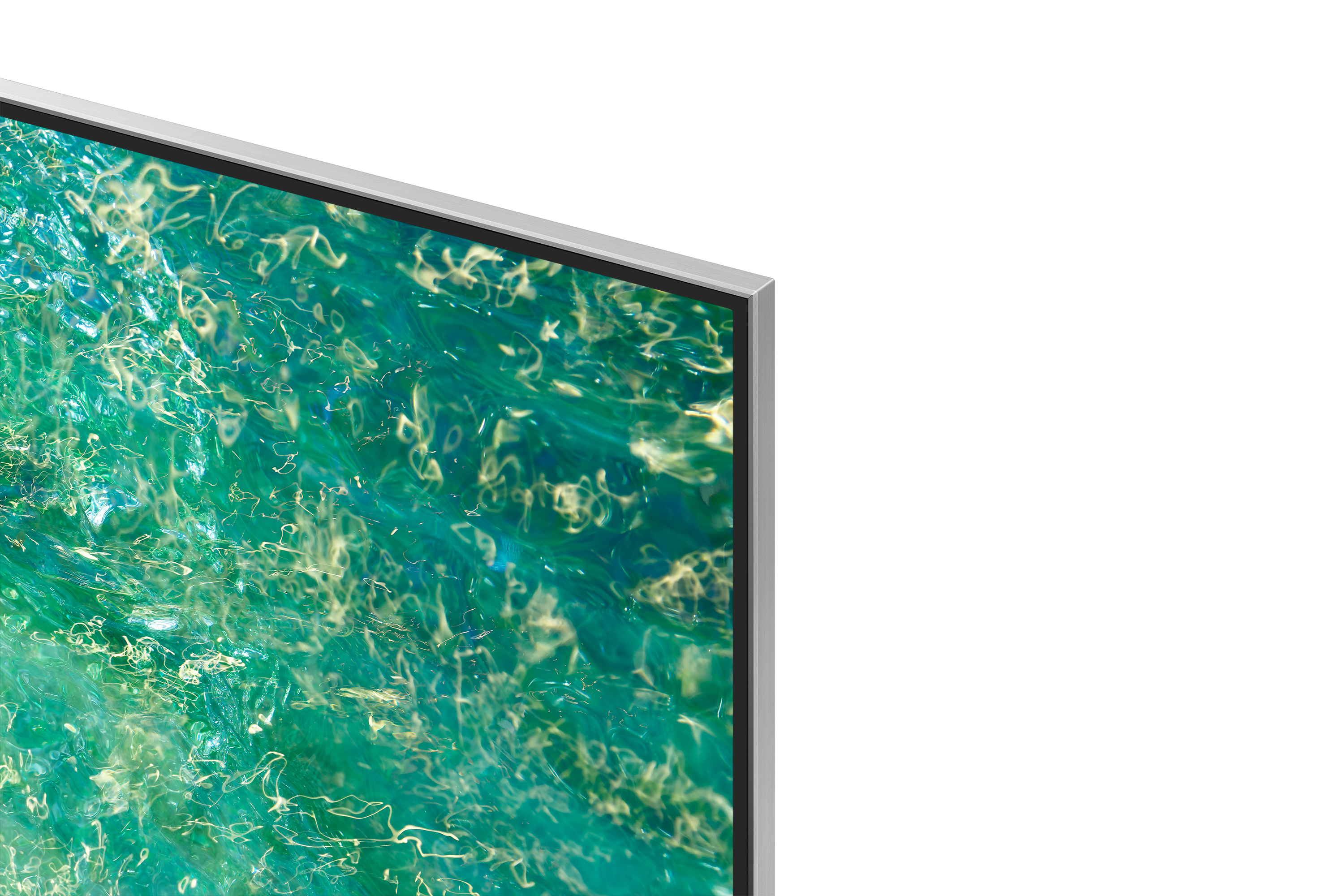 Zbliżenie ekranu telewizora z obrazem przypominającym wodę. Rama jest srebrna. Tło jest białe.
