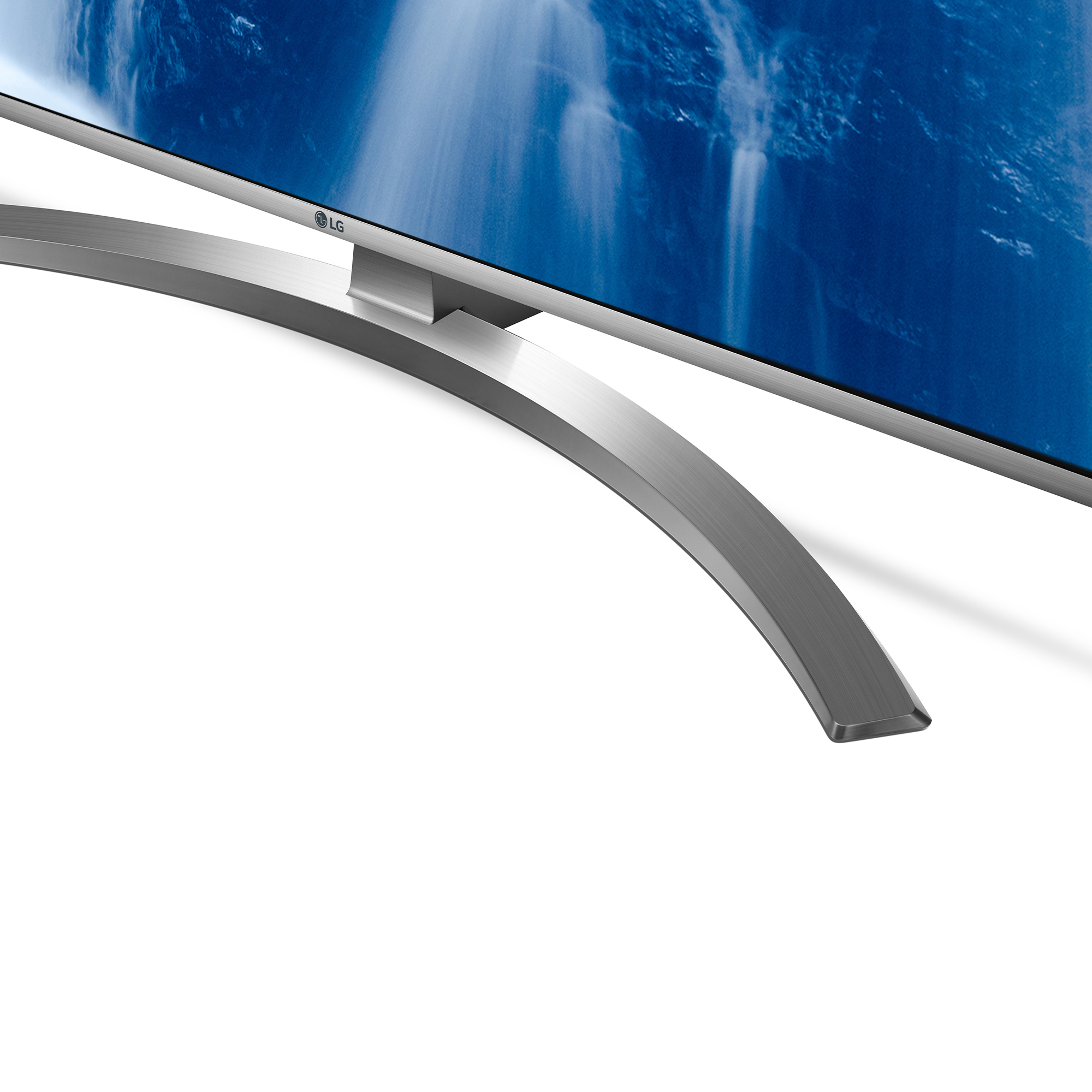 Primo piano del supporto TV con gambe argentate curve e schermo blu.
